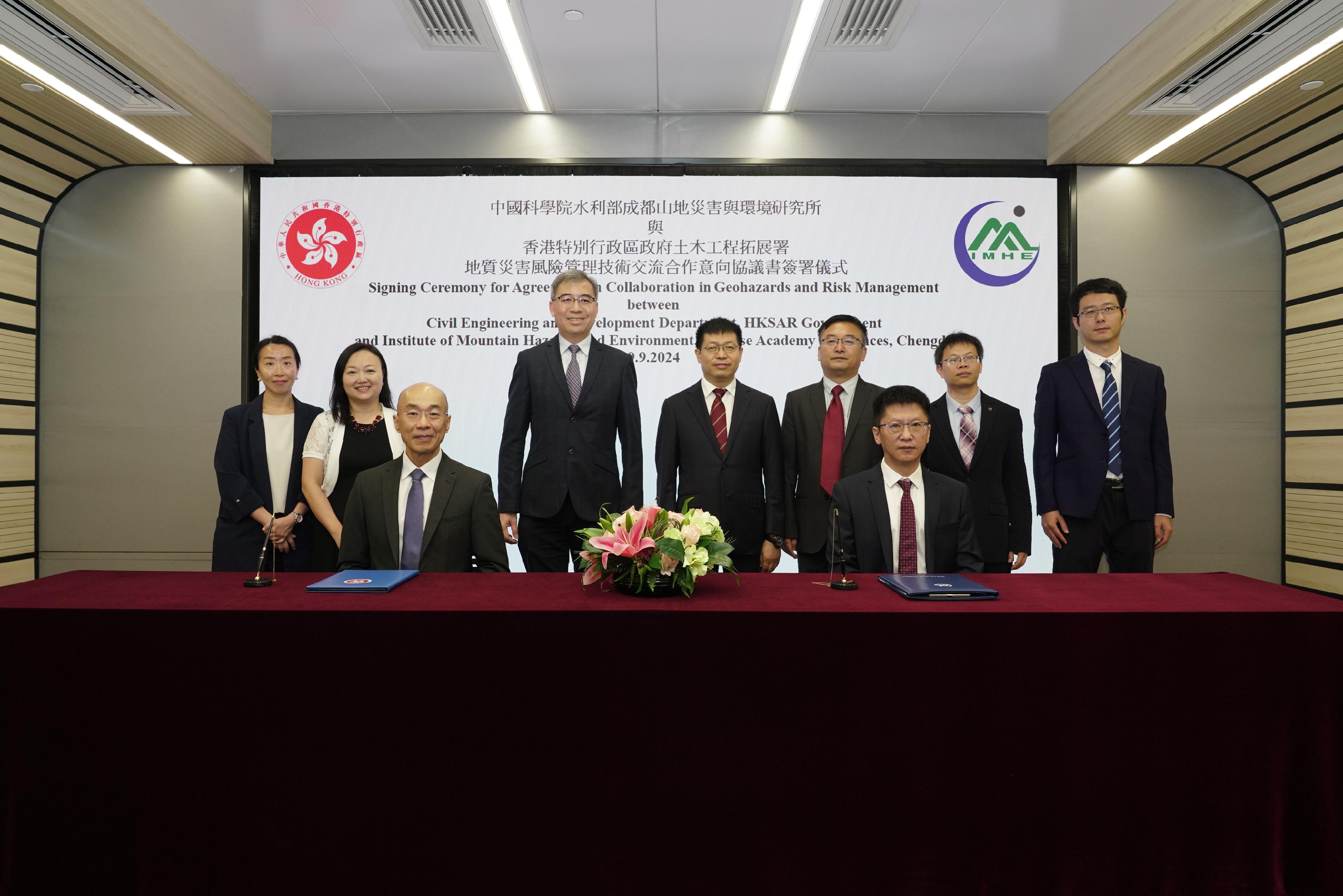 The Civil Engineering and Development Department (CEDD) and the Institute of Mountain Hazards and Environment (IMHE) of the Chinese Academy of Sciences and Ministry of Water Conservancy, Chengdu, renewed the five-year agreement on technical exchange and co-operation today (September 9). Photo shows the Director of Civil Engineering and Development, Mr Michael Fong (front row, left); the Deputy Director of the IHME, Dr Su Lijun (front row, right); and representatives of the CEDD and the IMHE, at the signing ceremony.