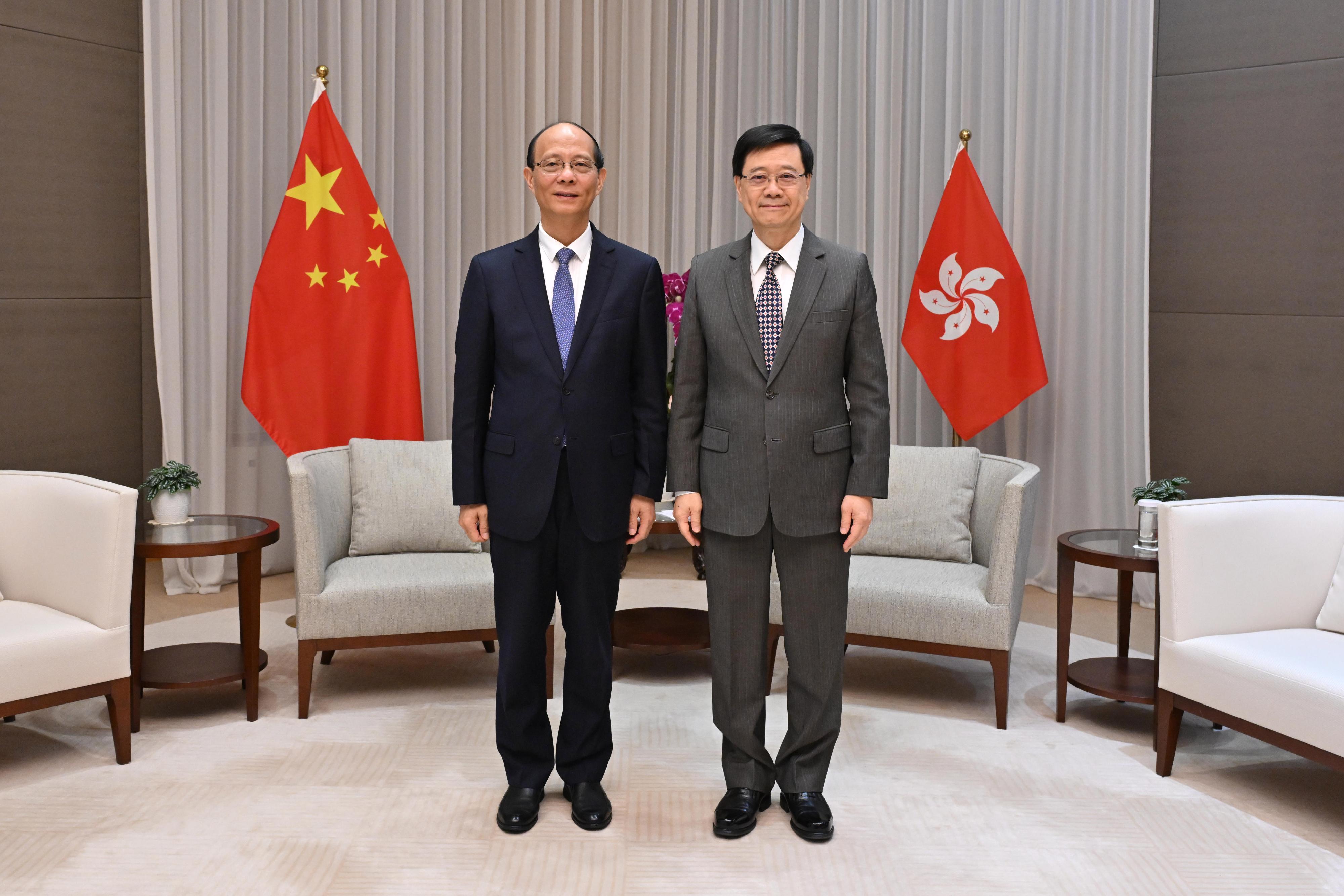 The Chief Executive, Mr John Lee (right), meets the Governor of Qinghai Province, Mr Wu Xiaojun (left), today (September 9).