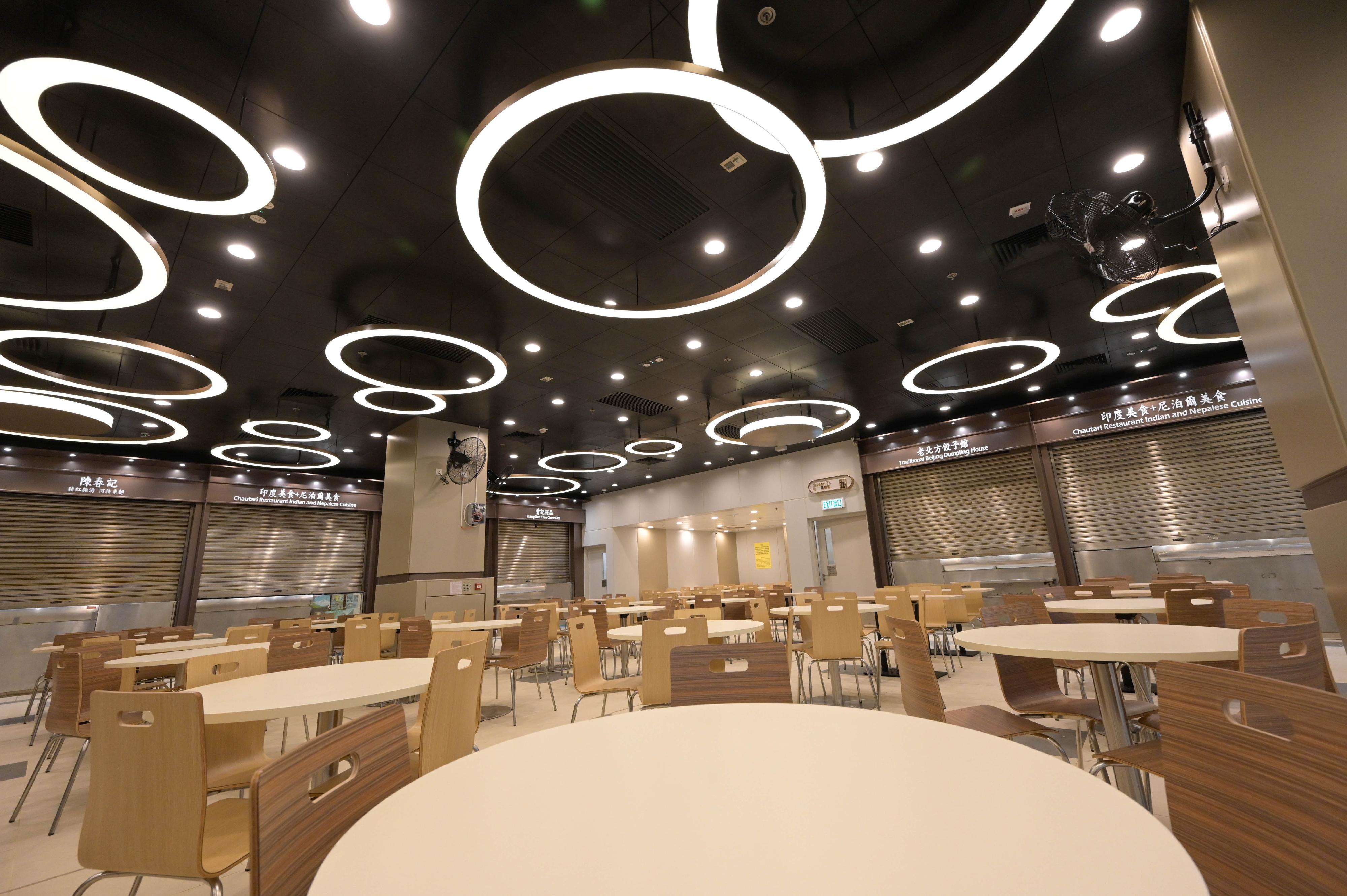 A spokesman for the Food and Environmental Hygiene Department said today (September 10) that the stall enhancement works at the Queen Street Cooked Food Market have been completed, and the Market will officially resume full operation on Thursday (September 12). Photo shows the beautified dining area and appearance of the stalls of the enhanced Market.