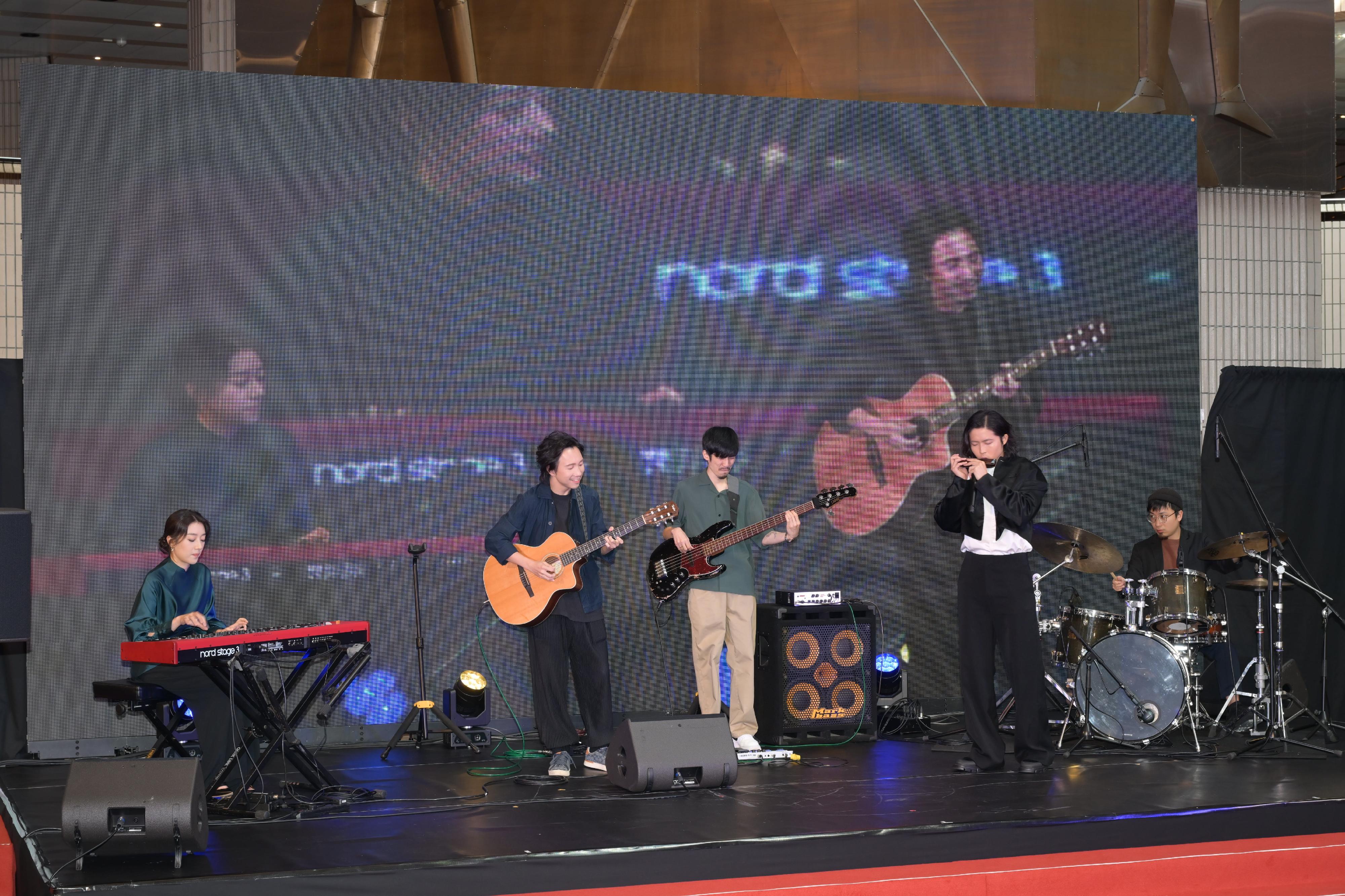 The programme parade of the 4th Guangdong-Hong Kong-Macao Greater Bay Area Culture and Arts Festival was held today (September 10) at the Hong Kong Cultural Centre. Photo shows local jazz musicians Teriver Cheung (second left), CY Ho (second right), Joyce Cheung (first left), Dean Li (first right) and Leung Chun-hin (centre) performing Chinese traditional folk songs reinterpreted through jazz music at the programme parade.
