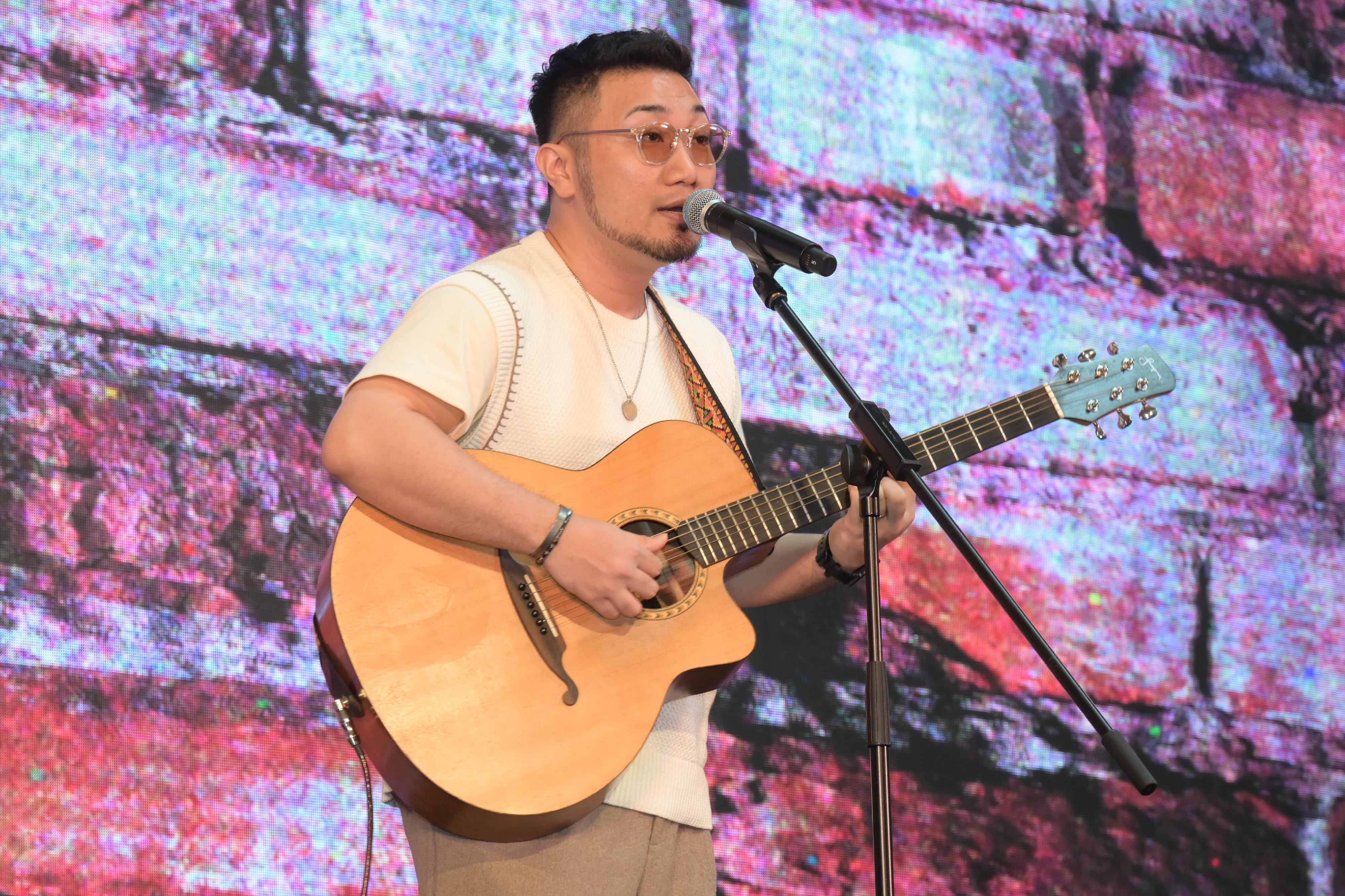 The programme parade of the 4th Guangdong-Hong Kong-Macao Greater Bay Area Culture and Arts Festival was held today (September 10) at the Hong Kong Cultural Centre. Photo shows young singer-songwriter Monkey Sit performing his original song at the programme parade. 