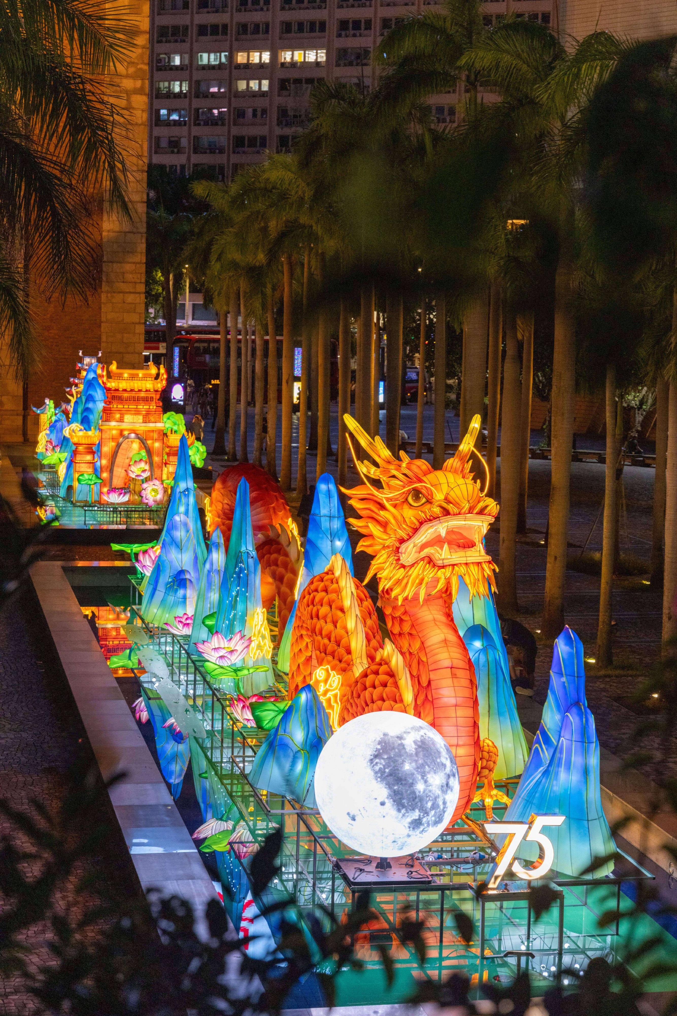 To celebrate the 75th anniversary of the founding of the People's Republic of China and the Mid-Autumn Festival, the Leisure and Cultural Services Department is showing a lantern display entitled "Dragon Palace on the Moon" from today (September 10) until October 6 at the Hong Kong Cultural Centre Piazza pools. The lantern is a seamless blend between traditional lantern-making craftsmanship from Zigong city of the Sichuan Province and multimedia art by local multimedia artist Jet Hsu.