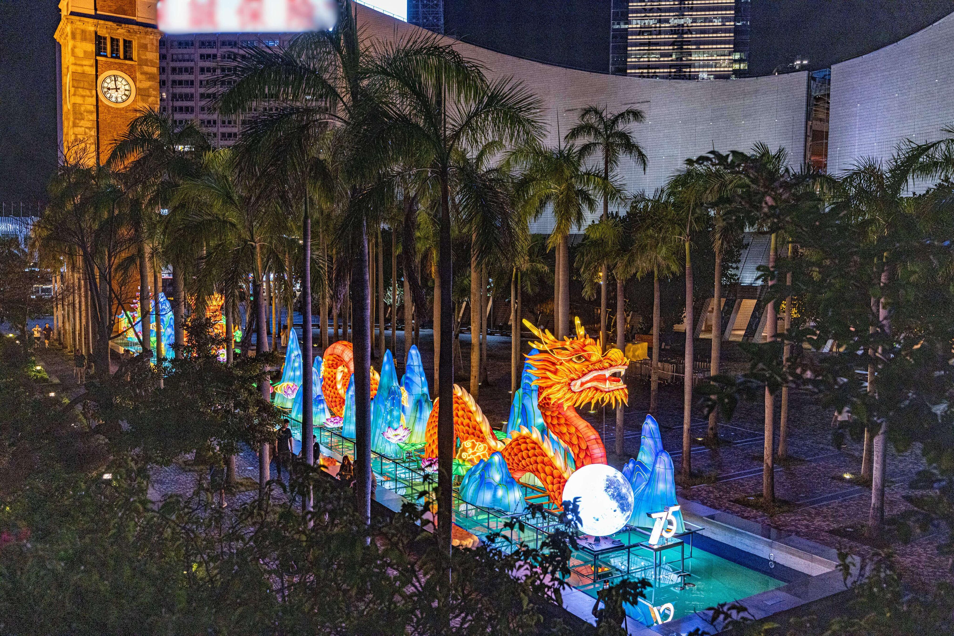 To celebrate the 75th anniversary of the founding of the People's Republic of China and the Mid-Autumn Festival, the Leisure and Cultural Services Department is showing a lantern display entitled "Dragon Palace on the Moon" from today (September 10) until October 6 at the Hong Kong Cultural Centre Piazza pools. The lantern also lifts the curtain on the Mid-Autumn Lantern Carnivals 2024.