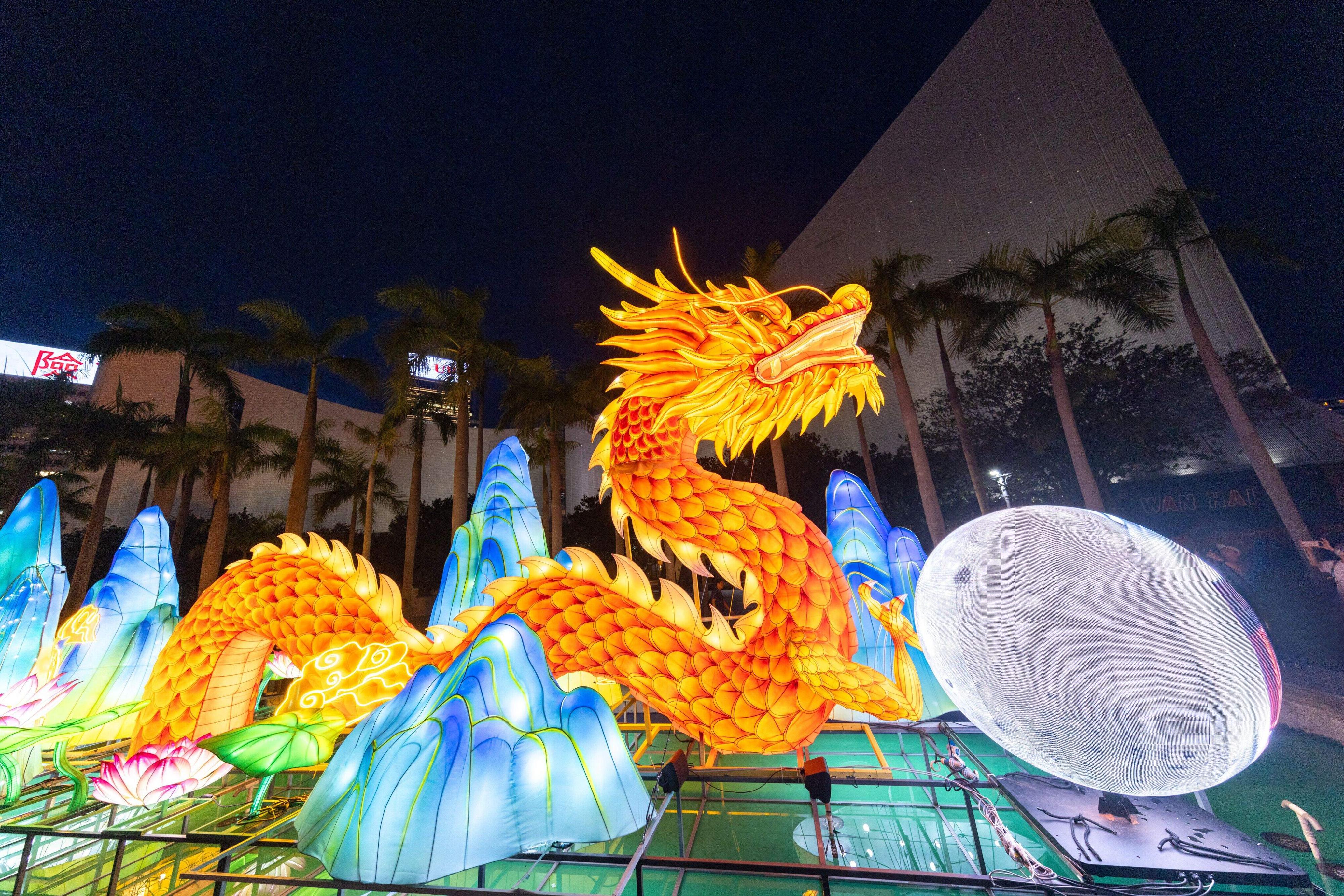 To celebrate the 75th anniversary of the founding of the People's Republic of China and the Mid-Autumn Festival, the Leisure and Cultural Services Department is showing a lantern display entitled "Dragon Palace on the Moon" from today (September 10) until October 6 at the Hong Kong Cultural Centre Piazza pools. The lantern also lifts the curtain on the Mid-Autumn Lantern Carnivals 2024.