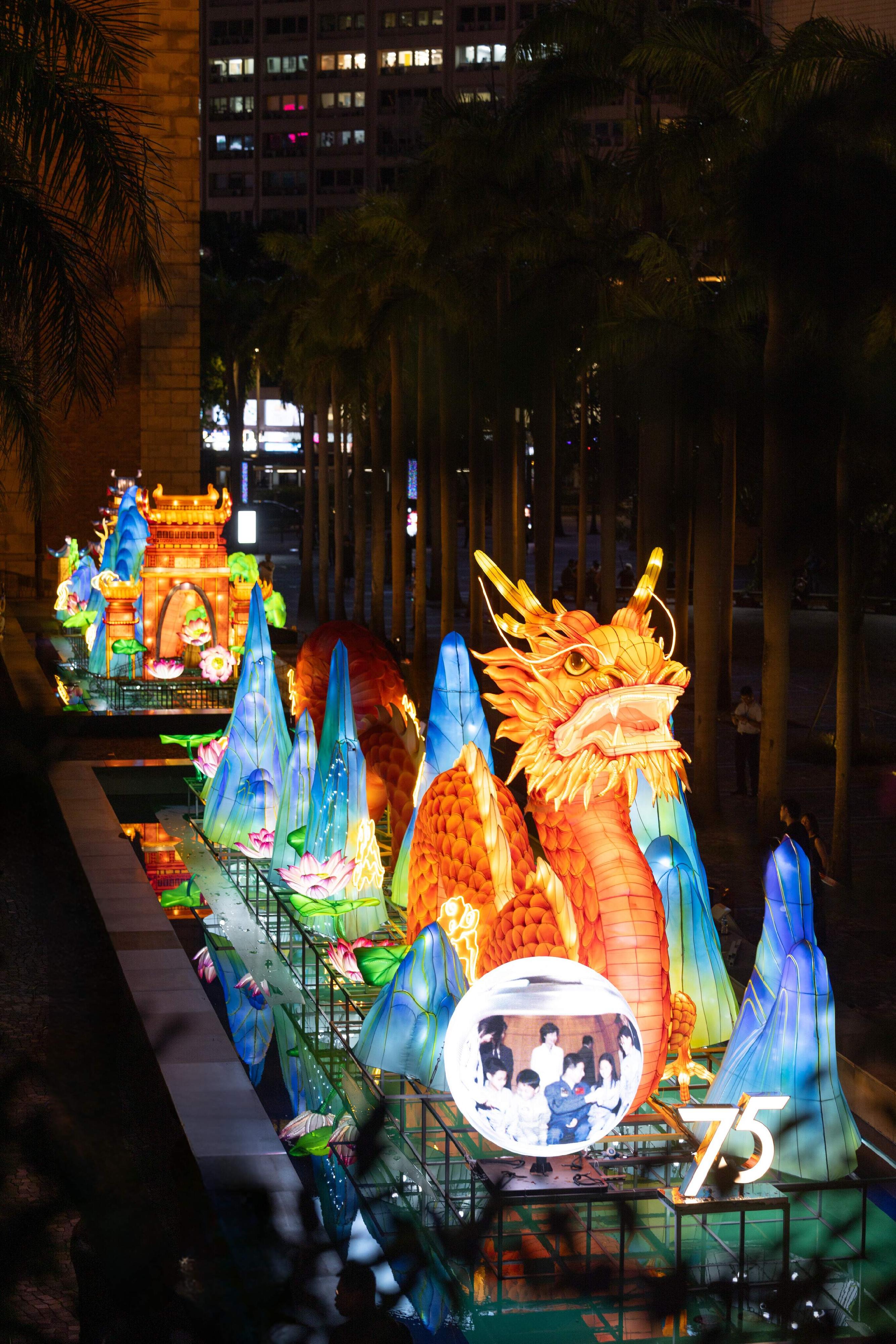 To celebrate the 75th anniversary of the founding of the People's Republic of China and the Mid-Autumn Festival, the Leisure and Cultural Services Department is showing a lantern display entitled "Dragon Palace on the Moon" from today (September 10) until October 6 at the Hong Kong Cultural Centre Piazza pools. The lantern demonstrates the Chinese people's love for the Mid-Autumn Festival, as well as their lofty aspirations to chase after the bright moon by launching a manned spacecraft to the moon.