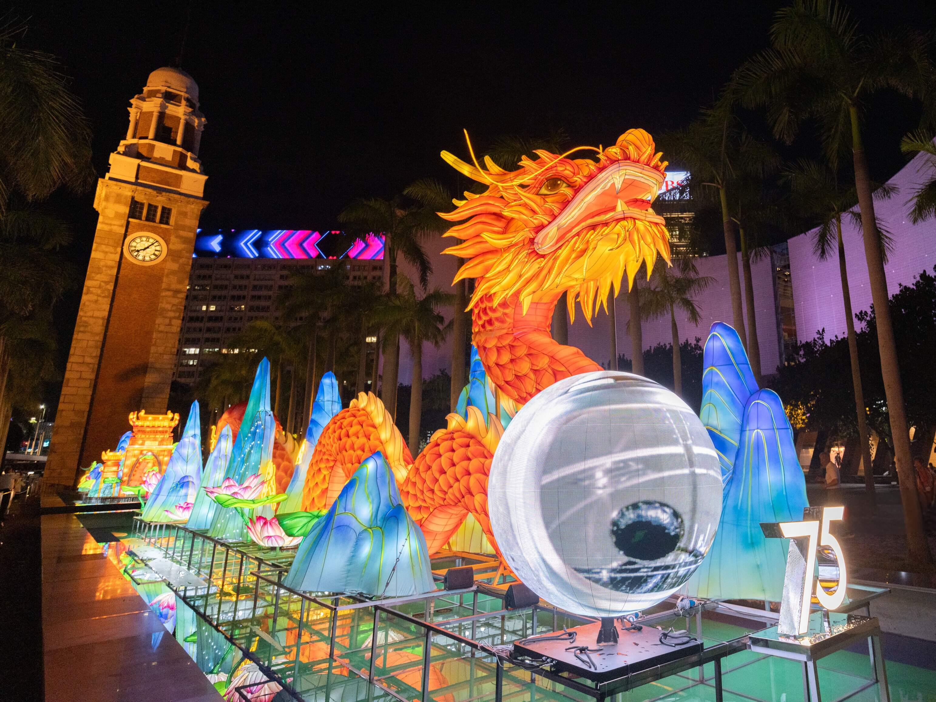 To celebrate the 75th anniversary of the founding of the People's Republic of China and the Mid-Autumn Festival, the Leisure and Cultural Services Department is showing a lantern display entitled "Dragon Palace on the Moon" from today (September 10) until October 6 at the Hong Kong Cultural Centre Piazza pools. The lantern also lifts the curtain on the Mid-Autumn Lantern Carnivals 2024.