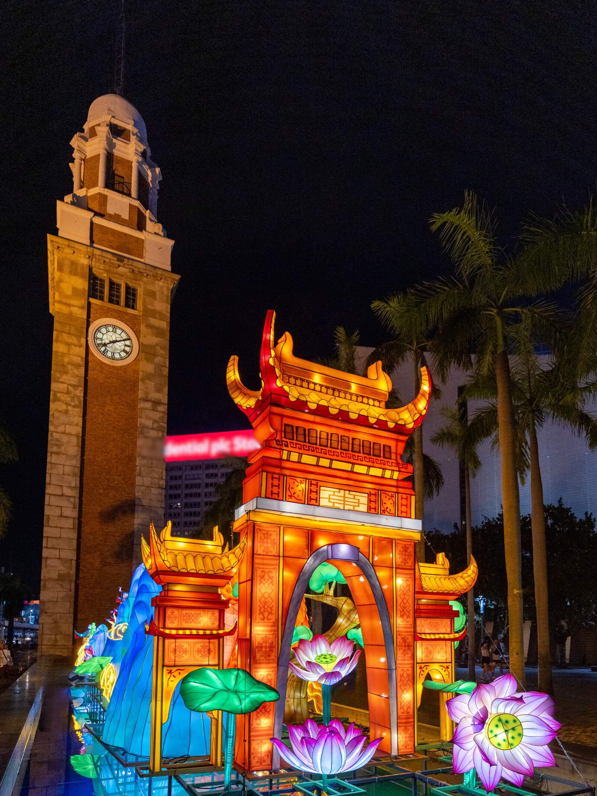 To celebrate the 75th anniversary of the founding of the People's Republic of China and the Mid-Autumn Festival, the Leisure and Cultural Services Department is showing a lantern display entitled "Dragon Palace on the Moon" from today (September 10) until October 6 at the Hong Kong Cultural Centre Piazza pools. The lantern also lifts the curtain on the Mid-Autumn Lantern Carnivals 2024.