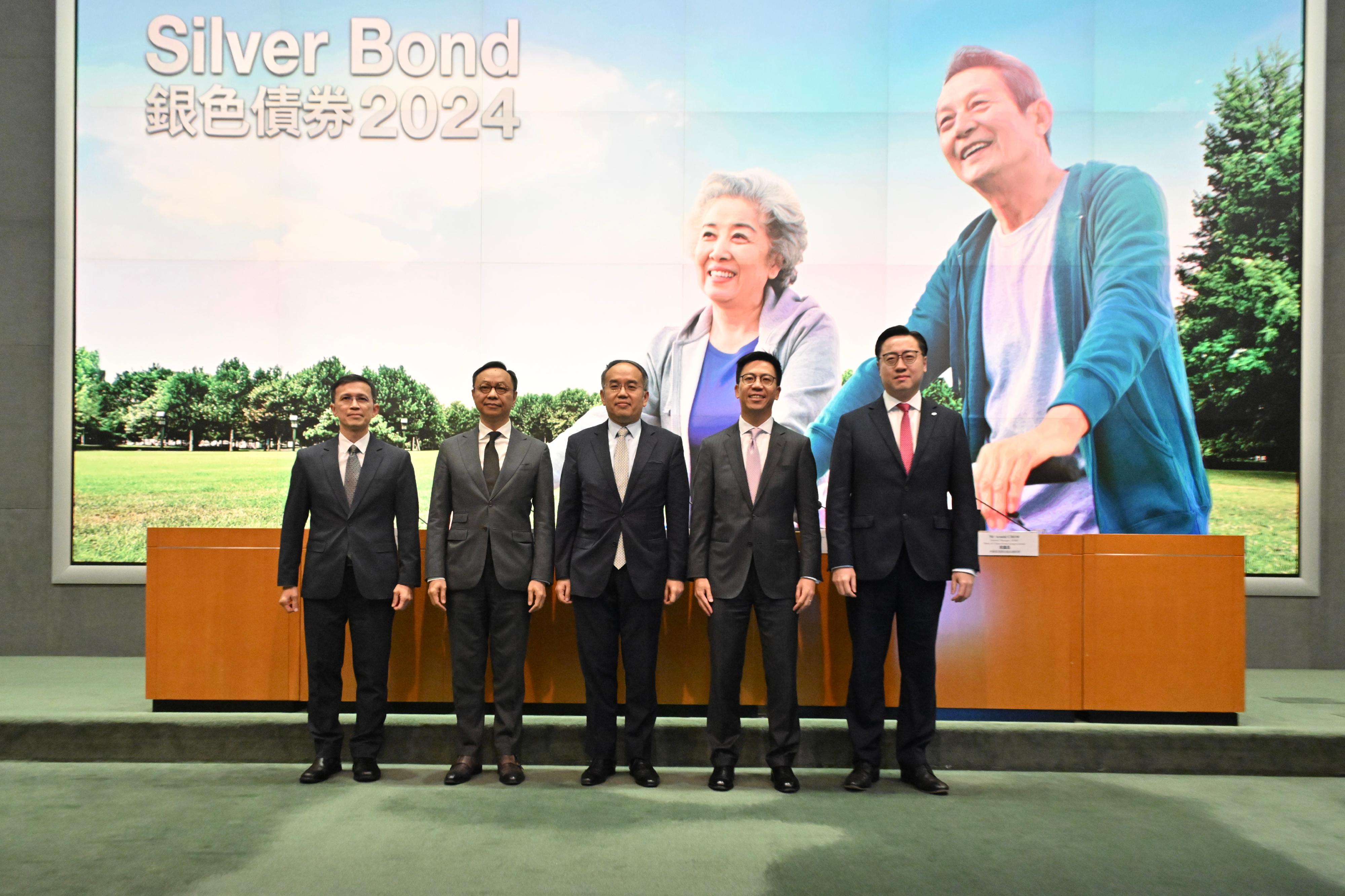 The Secretary for Financial Services and the Treasury, Mr Christopher Hui, today (September 10) hosted a press conference on the launch of Silver Bond. Photo shows Mr Hui (centre); Deputy Chief Executive of the Hong Kong Monetary Authority Mr Darryl Chan (second left); the Principal Assistant Secretary (Project Capability and Strategy), Development Bureau, Mr Frankie Fung (first left); the Head of Greater China FX Cash & EM Rates Trading, Global Markets, the Hongkong and Shanghai Banking Corporation Limited, Mr Wong Tsz-cheuk (second right); and the General Manager, Personal Digital Banking Product Department, the Bank of China (Hong Kong), Mr Arnold Chow (first right).