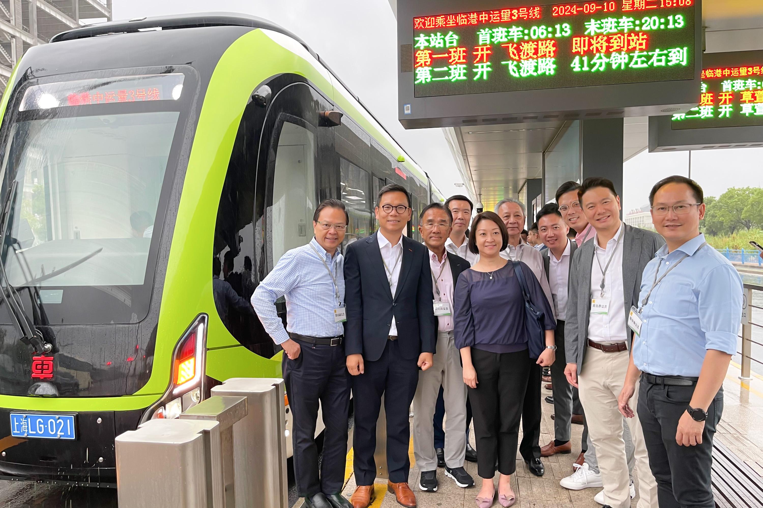 The delegation of the Legislative Council Panel on Transport (the Panel) began the four-day duty visit to Shanghai and Hangzhou today (September 10). Photo shows the Chairman of the Panel, Dr Chan Han-pan (second left), the Deputy Chairman of the Panel, Mr Dominic Lee (fourth right), other Legislative Council Members and the Commissioner for Transport, Ms Angela Lee (fifth left), in front of the digital rail hydrogen-powered tram.