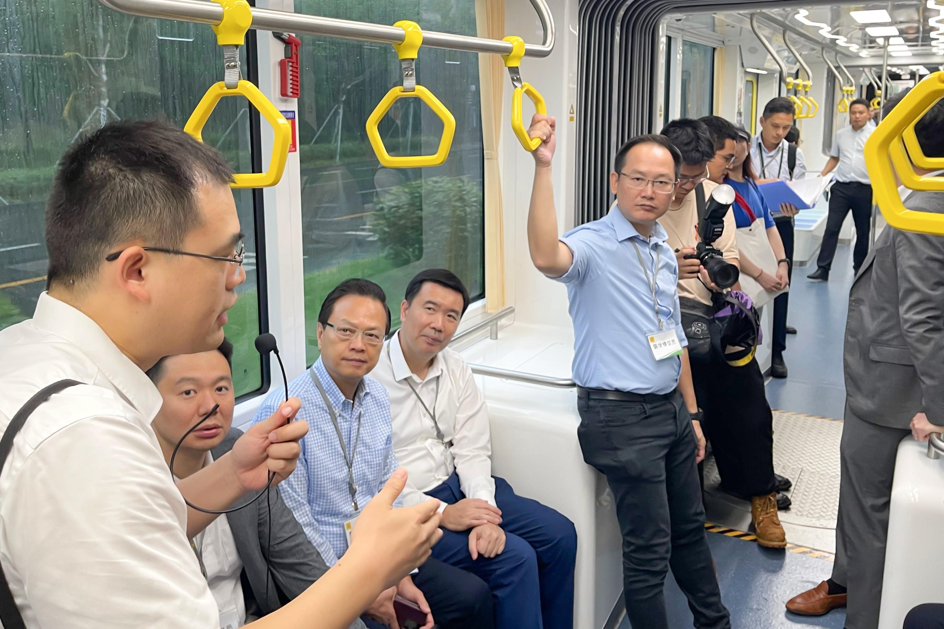 The delegation of the Legislative Council Panel on Transport began the four-day duty visit to Shanghai and Hangzhou today (September 10). Photo shows the delegation visiting the Shanghai Lingang hydrogen-powered medium-capacity T3 line and taking a ride on the digital rail hydrogen-powered tram.