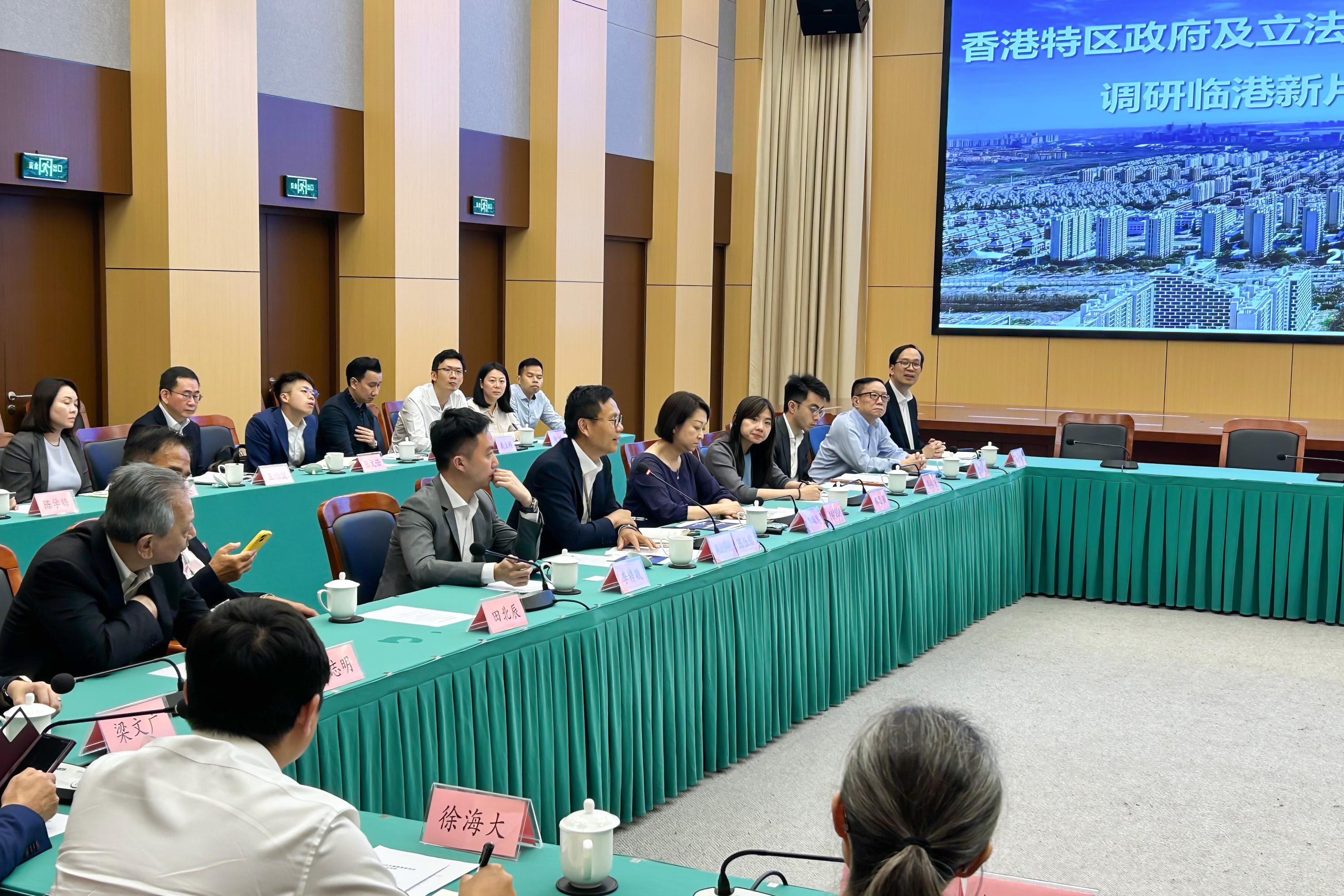 The delegation of the Legislative Council Panel on Transport began the four-day duty visit to Shanghai and Hangzhou today (September 10). Photo shows the delegation participating in an exchange session with representatives of Shanghai Pilot Free Trade Zone Lingang Special Area Administration.