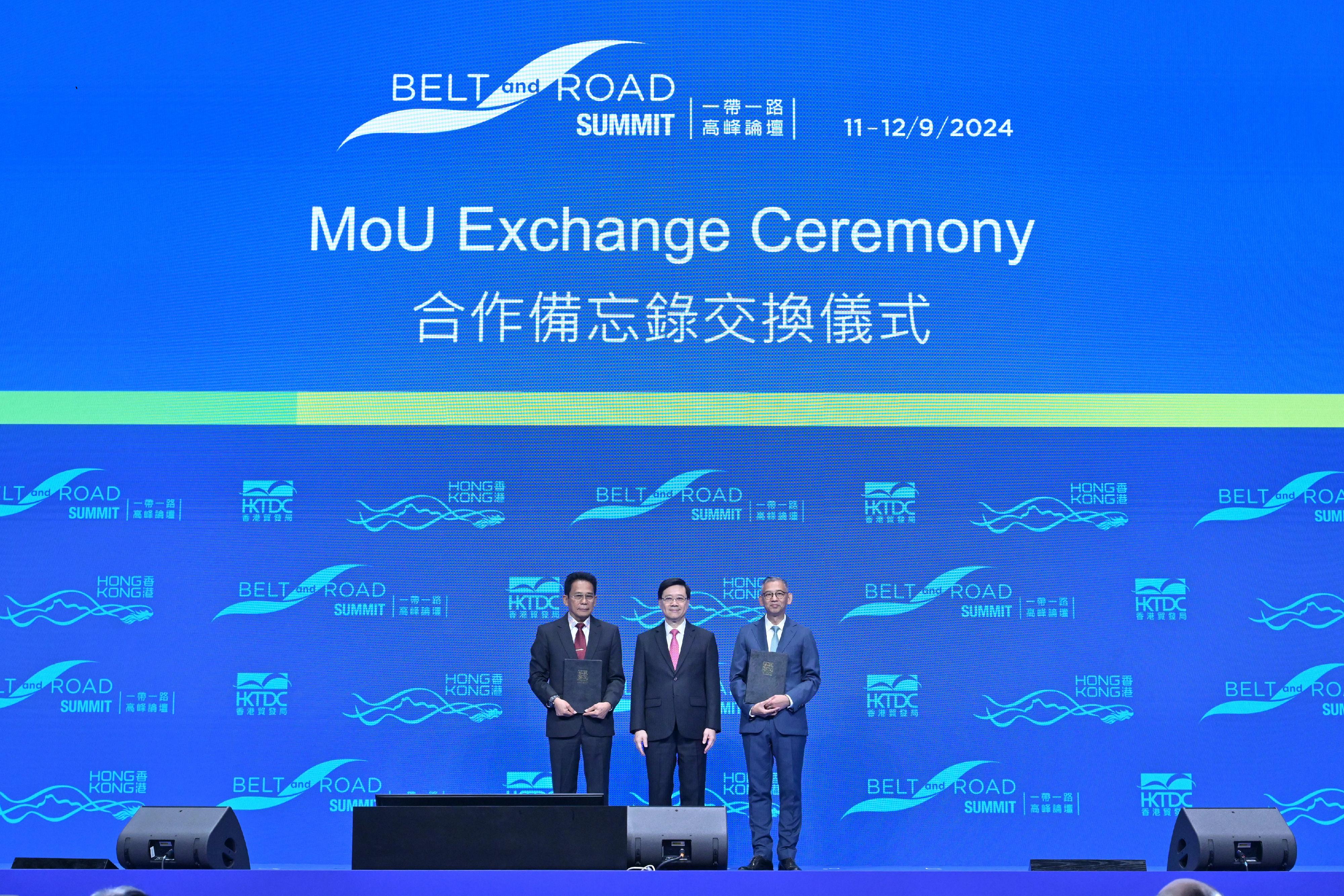 The Chief Executive, Mr John Lee, attended the Ninth Belt and Road Summit today (September 11). Photo shows Mr Lee (centre) witnessing the Commissioner of the Independent Commission Against Corruption, Mr Woo Ying-ming (right), exchanging the Memorandum of Understanding with a representative from the Corruption Eradication Commission of Indonesia.