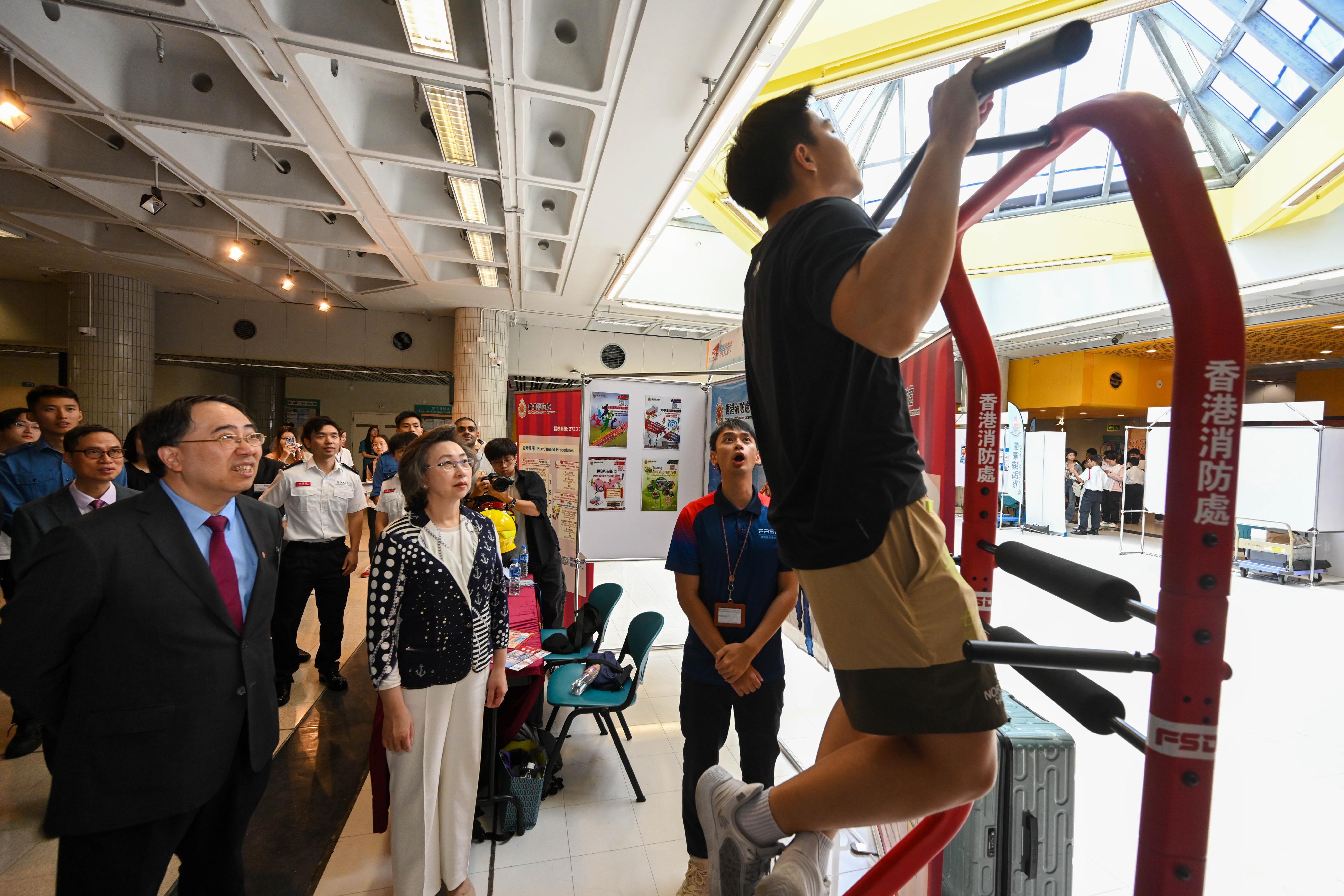 The Secretary for the Civil Service, Mrs Ingrid Yeung, today (September 11) officiated at the opening ceremony of the Government Career Fair at City University of Hong Kong (CityU) to launch a series of Government Career Fairs to be held at local universities and toured the exhibition booths of various government departments.
Picture shows a student taking part in a physical fitness test at the Fire Services Department booth.
