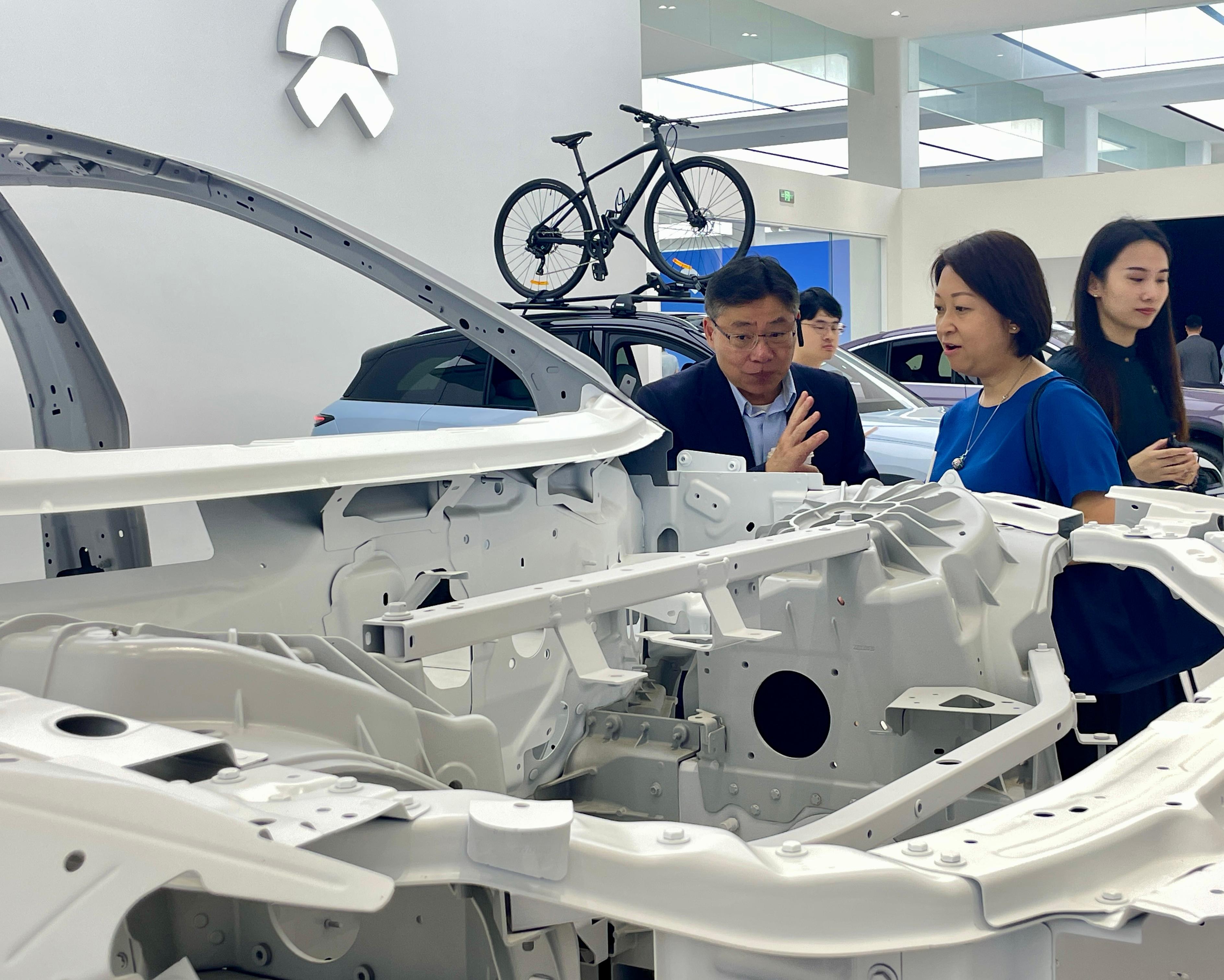 The Secretary for Transport and Logistics, Mr Lam Sai-hung, together with 10 Members of the Legislative Council Panel on Transport, visited Shanghai today (September 11). Photo shows Mr Lam (left) and the Commissioner for Transport, Ms Angela Lee (centre), visiting a smart electric vehicle company. 