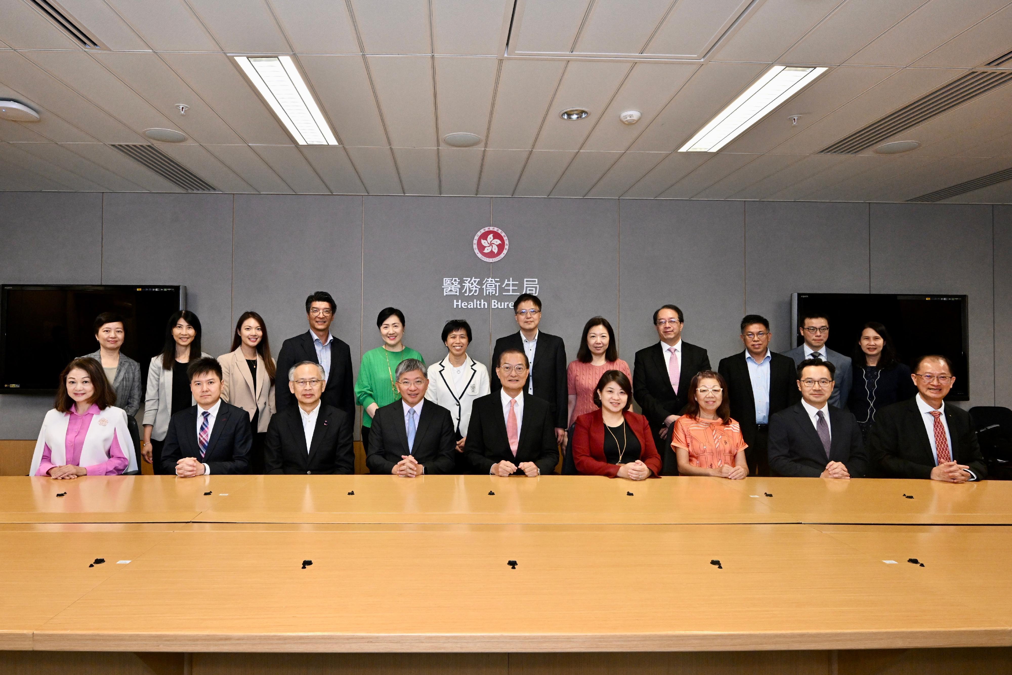 The Secretary for Health, Professor Lo Chung-mau, chaired the 15th meeting of the Steering Committee on Prevention and Control of Non-Communicable Diseases today (September 11). Photo shows Professor Lo (front row, centre); the Permanent Secretary for Health, Mr Thomas Chan (front row, fourth left); the Under Secretary for Health, Dr Libby Lee (front row, fourth right); the Controller of the Centre for Health Protection of the Department of Health, Dr Edwin Tsui (front row, second left); and other members before the meeting.