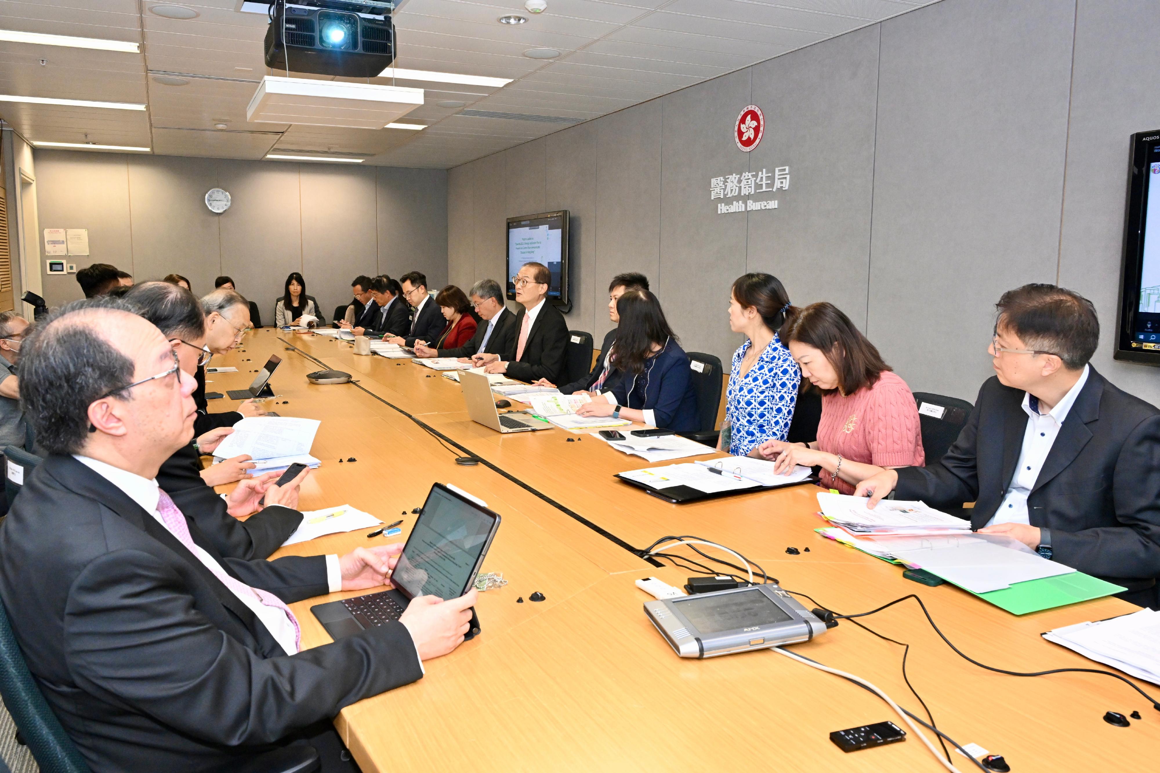 The Secretary for Health, Professor Lo Chung-mau (sixth right), chairs the 15th meeting of the Steering Committee on Prevention and Control of Non-Communicable Diseases today (September 11).