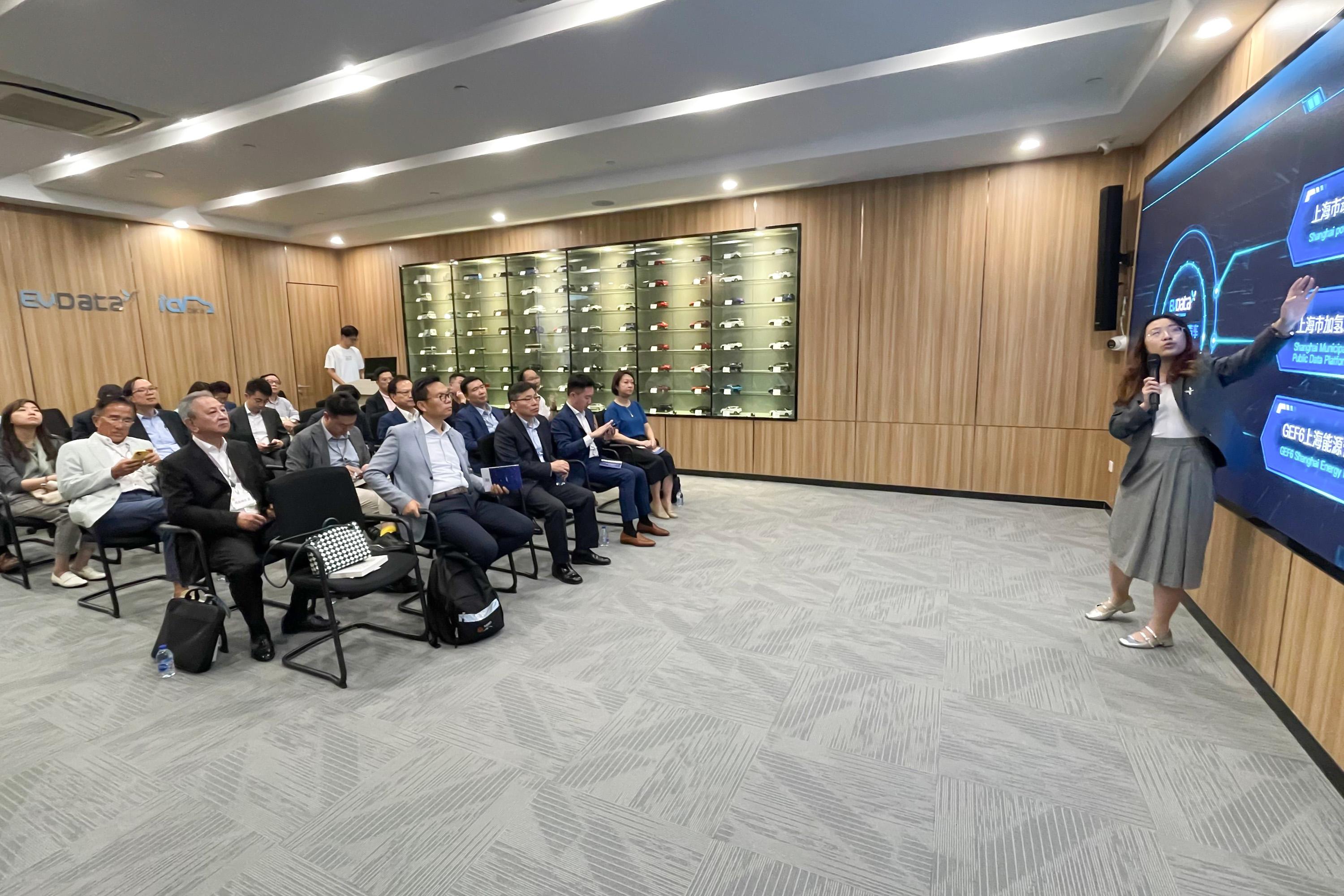 The delegation of the Legislative Council Panel on Transport continued its duty visit in Shanghai today (September 11). Photo shows the delegation receiving a briefing on the operation of Shanghai Electric Vehicle Public Data Collecting, Monitoring and Research Center.