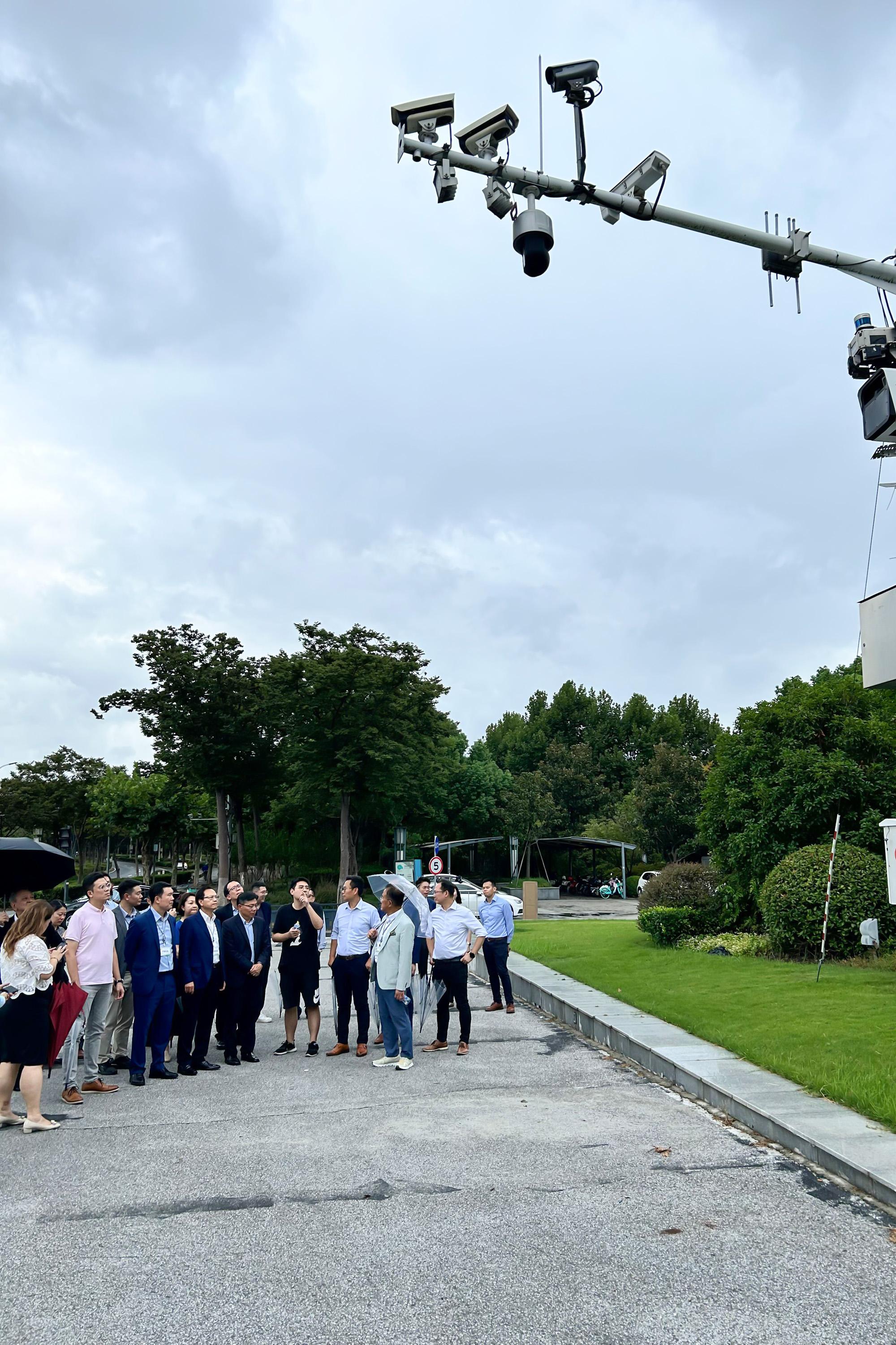 The delegation of the Legislative Council Panel (the Panel) on Transport continued its duty visit in Shanghai today (September 11). Photo shows the delegation visiting the intelligent holographic intersection.