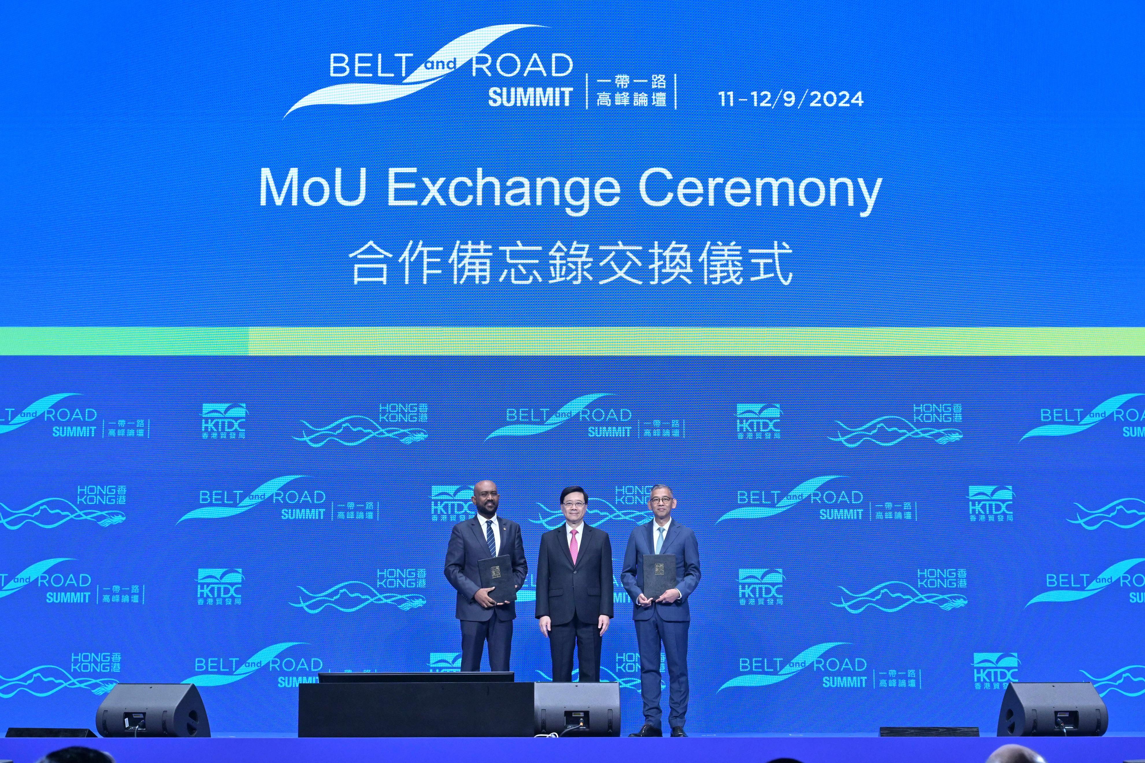 The Chief Executive, Mr John Lee, attended the Ninth Belt and Road Summit today (September 11). Photo shows Mr Lee (centre) witnessing the Commissioner of the Independent Commission Against Corruption, Mr Woo Ying-ming (right), exchanging the Memorandum of Understanding with a representative from the Anti-Corruption Commission of the Republic of Maldives.