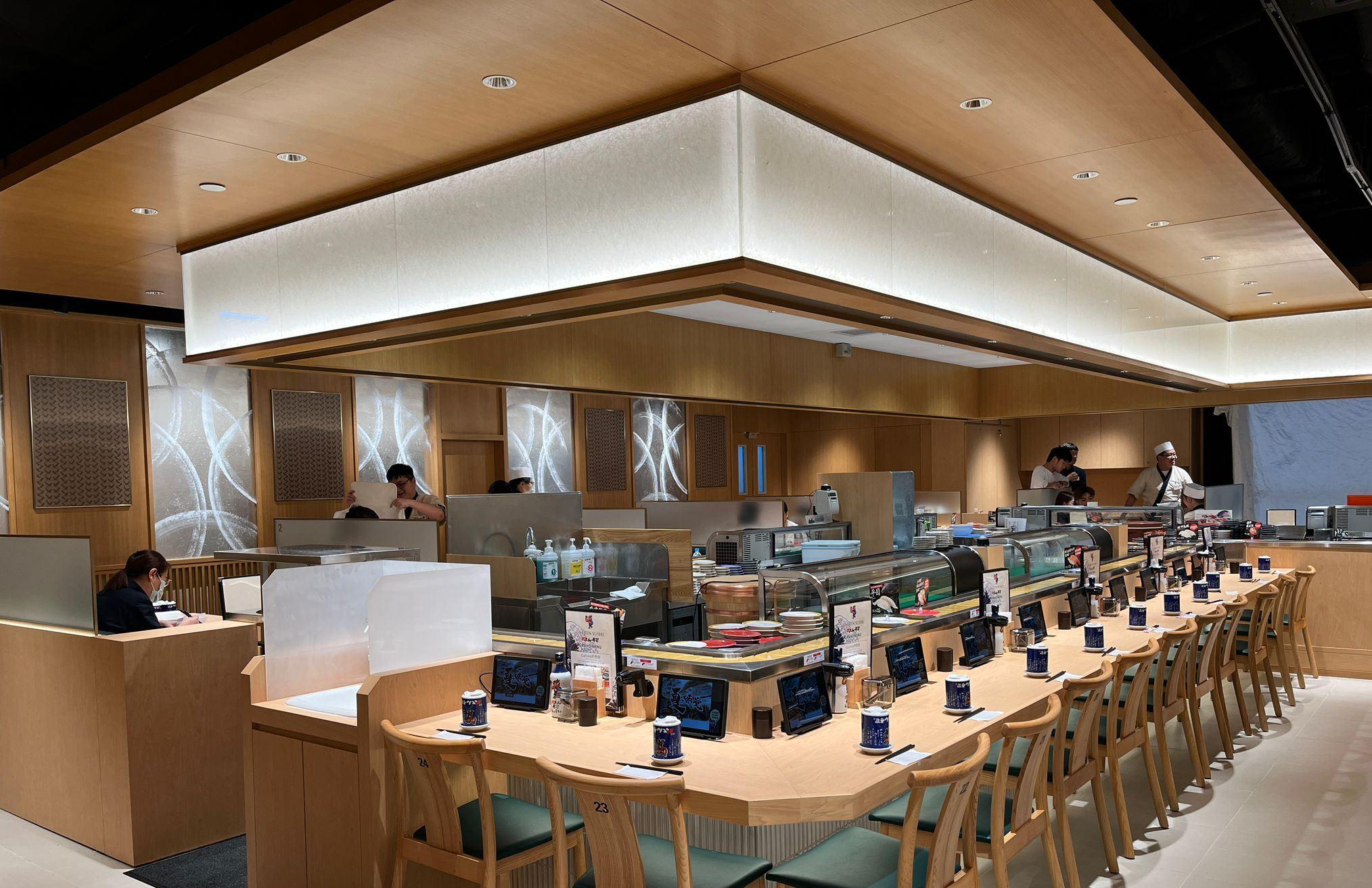 Invest Hong Kong announced that RDC Group from Japan officially opened its first GATTEN SUSHI conveyor belt restaurant in Hong Kong today (September 12), offering a wide range of affordable sushi freshly made in-store by skilled sushi chefs.

