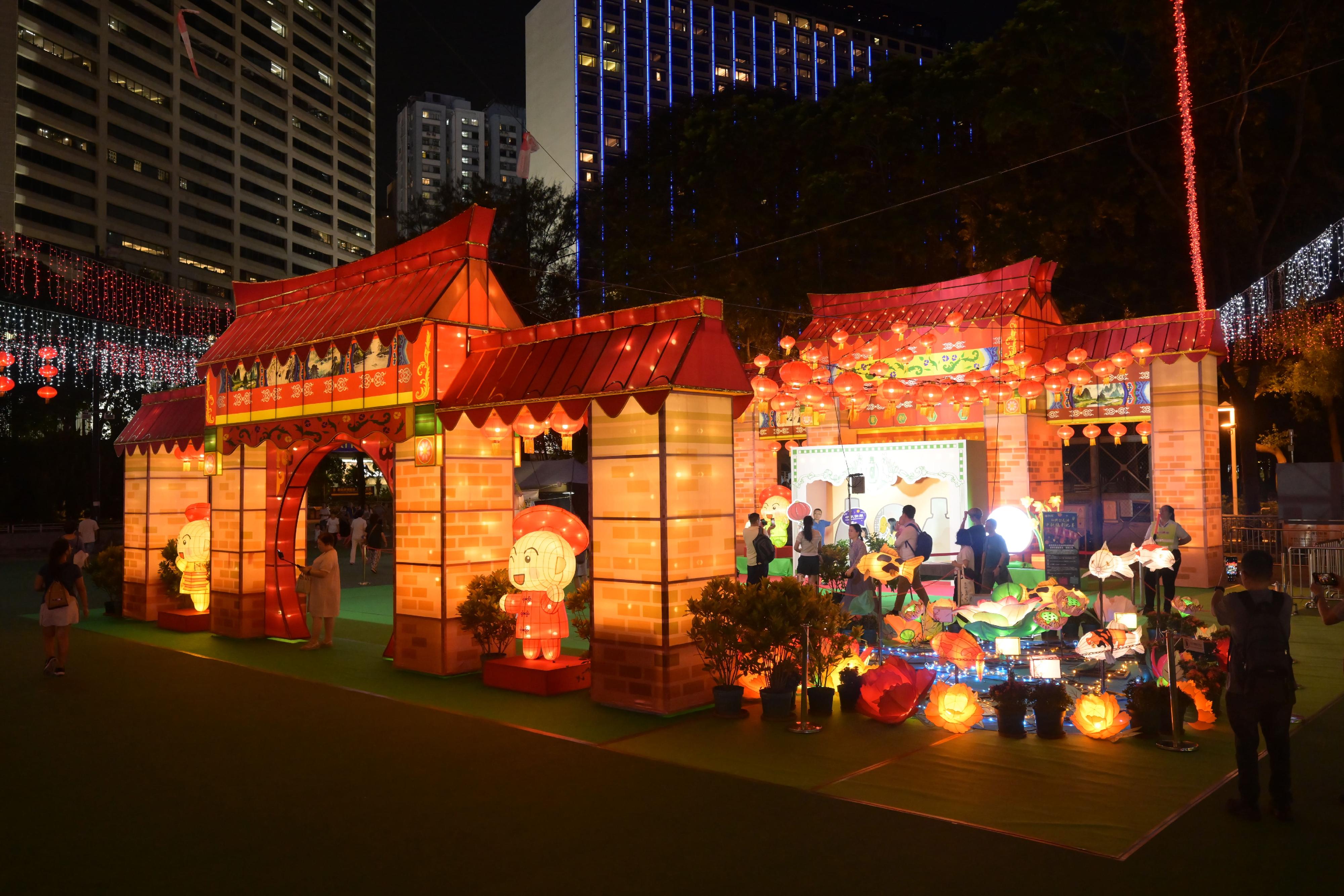 To celebrate National Day in advance, the Mid-Autumn Lantern Carnivals 2024 presented by the Leisure and Cultural Services Department are taking place at Victoria Park and Tsing Yi Park from today (September 12) until September 18. Photo shows the "Living" lantern in the style of the historical "siheyuan" residence, now on display at Victoria Park.