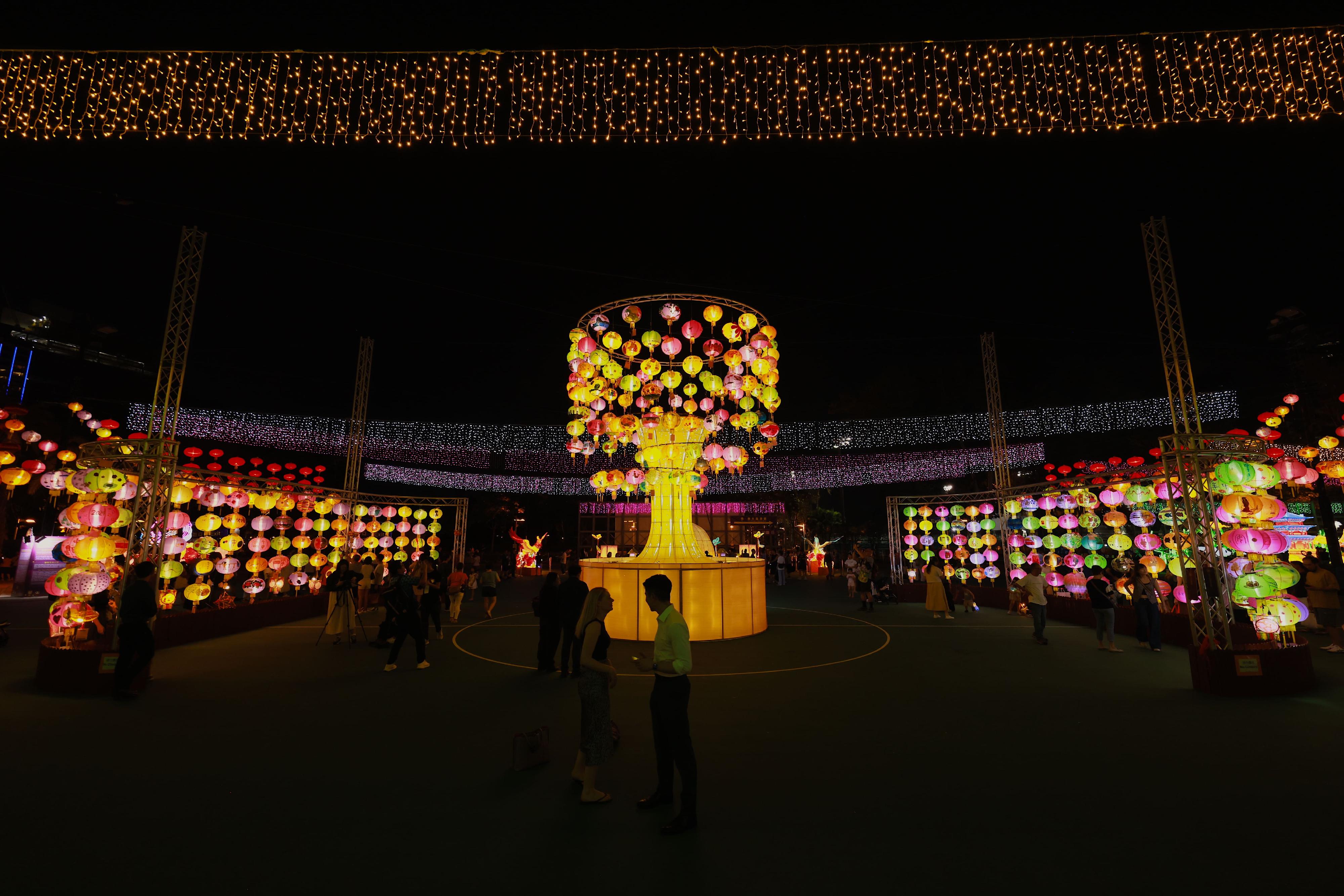 To celebrate National Day in advance, the Mid-Autumn Lantern Carnivals 2024 presented by the Leisure and Cultural Services Department are taking place at Victoria Park and Tsing Yi Park from today (September 12) until September 18. Photo shows the 7.5-metre installation "The Tree of Budding Creativity" with around 750 small lanterns made by students, now on display at Victoria Park.