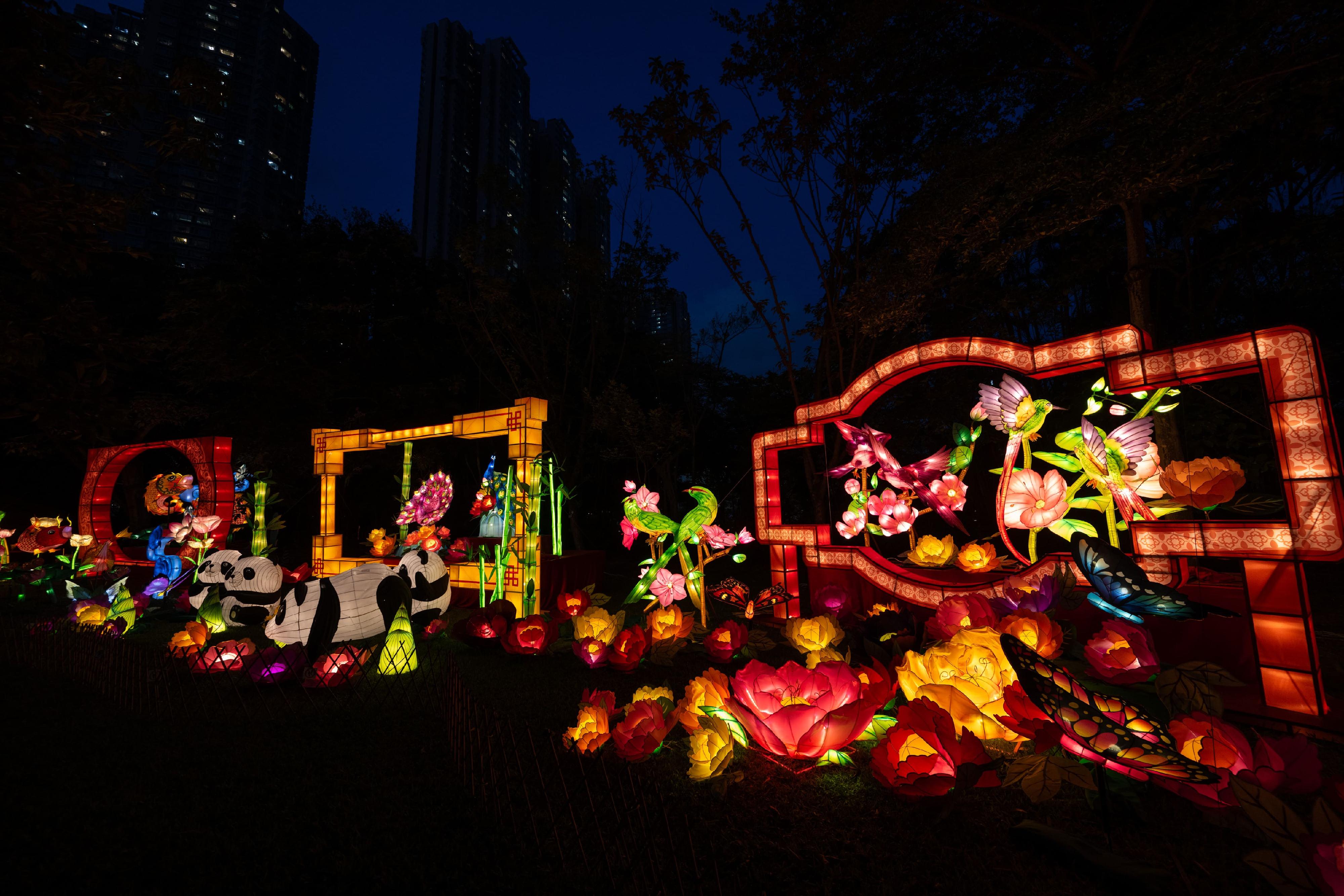 To celebrate National Day in advance, the Mid-Autumn Lantern Carnivals 2024 presented by the Leisure and Cultural Services Department are taking place at Victoria Park and Tsing Yi Park from today (September 12) until September 18. Photo shows lanterns in the shapes of pandas and other animals now on display at Tsing Yi Park.