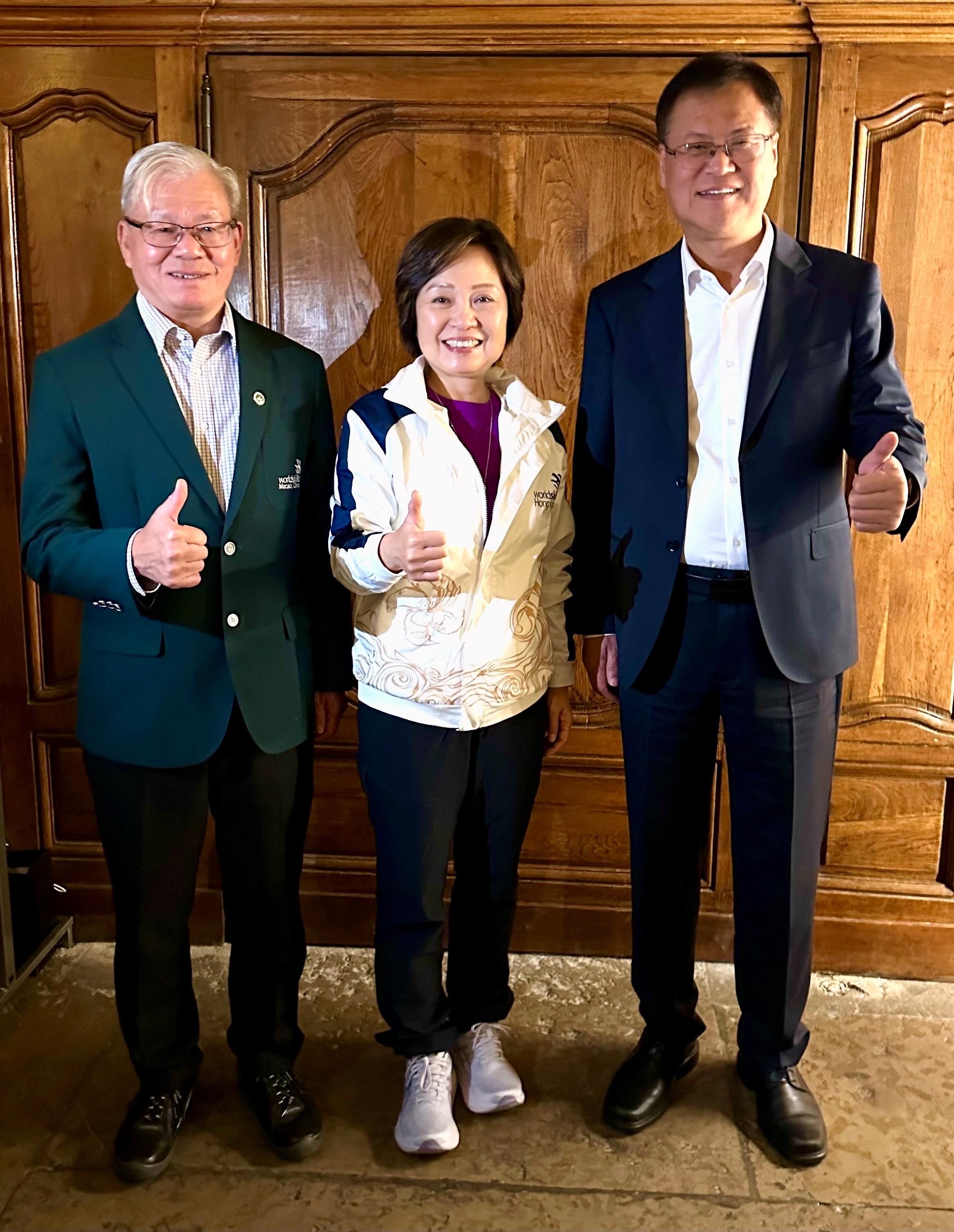 The Secretary for Education, Dr Choi Yuk-lin, attended a dinner hosted by the Vocational Training Council in Lyon, France, on September 11 (France time). Photo shows Dr Choi (centre) with the Deputy Director of the Vocational Ability Building Department of the Ministry of Human Resources and Social Security, Mr Liu Xinchang (right), and the Director of the Labour Affairs Bureau of the Government of the Macao Special Administrative Region, Mr Wong Chi-hong (left).