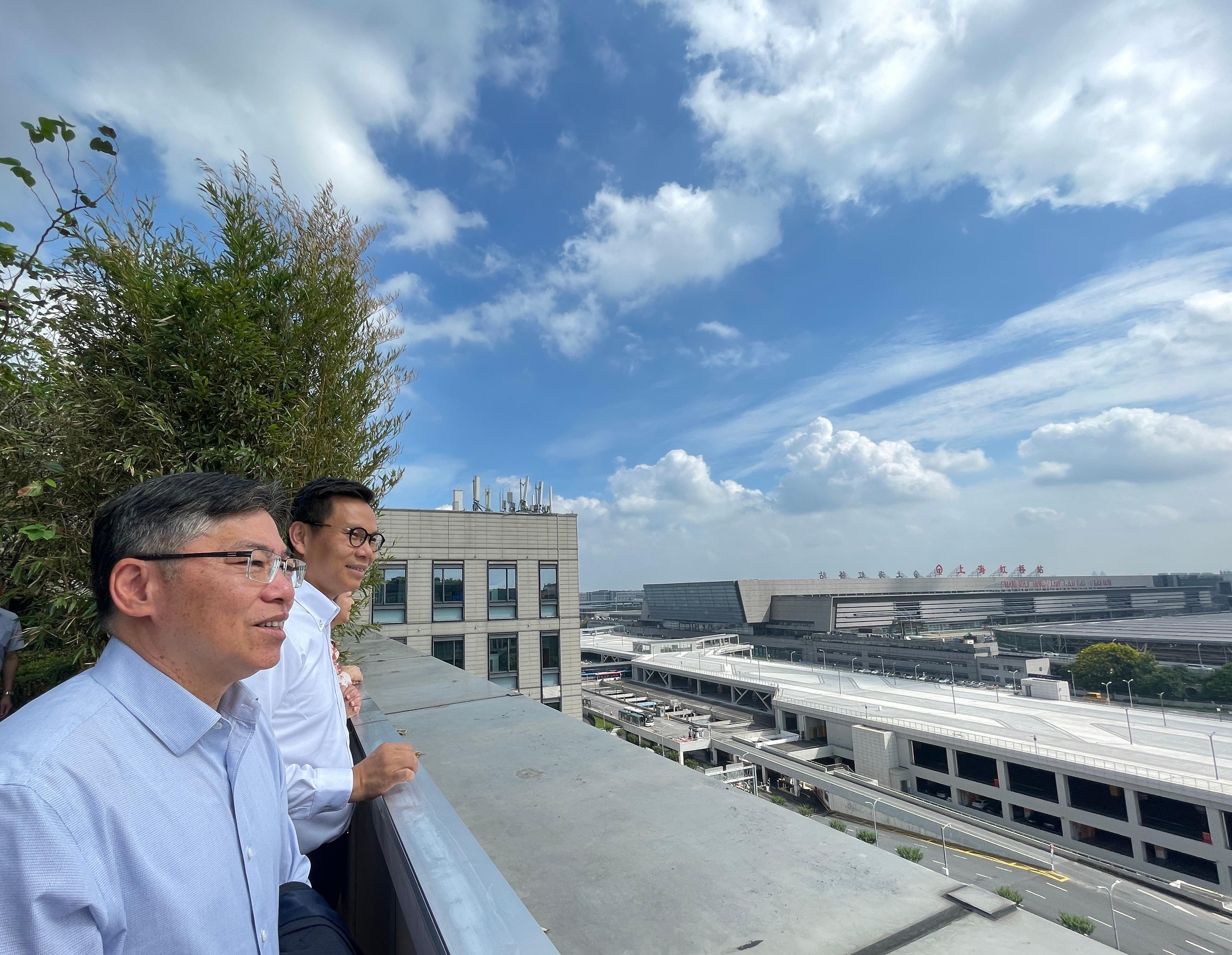 The Secretary for Transport and Logistics, Mr Lam Sai-hung, together with Members of the Legislative Council (LegCo) Panel on Transport, today (September 12) continued their visit to Shanghai. Photo shows Mr Lam (left) taking a bird's-eye view of the Shanghai Hongqiao Comprehensive Transportation Hub with the Chairman of the LegCo Panel on Transport, Dr Chan Han-pan (right).