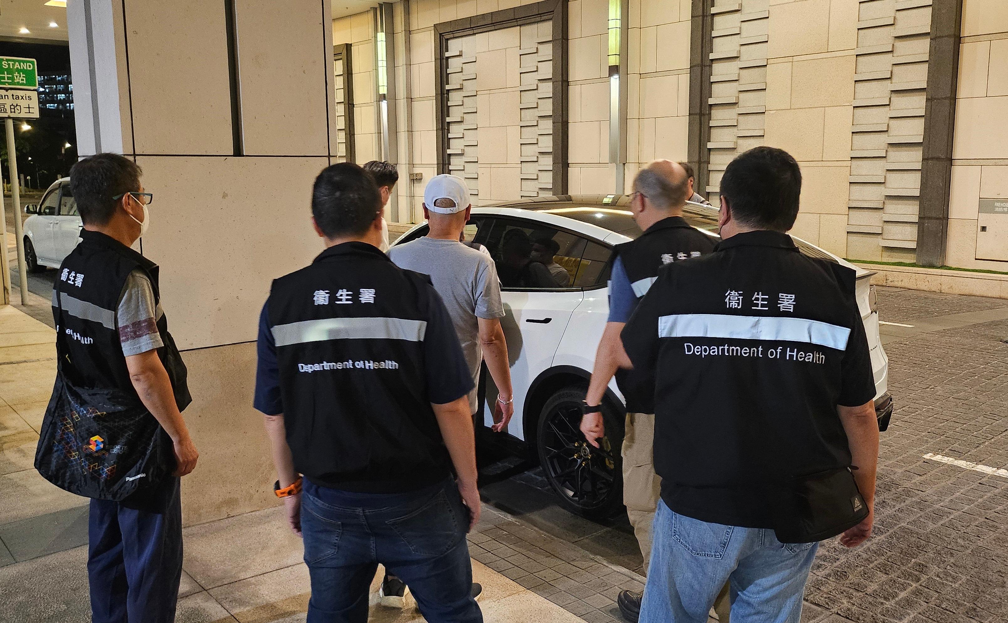 The Tobacco and Alcohol Control Office (TACO) of the Department of Health conducted an operation codenamed "Thunderstone" yesterday (September 11) against the illegal sale of alternative smoking products (ASPs). A heated tobacco device and a batch of 400 suspected ASPs were seized during the operation. Photo shows officers from the TACO taking enforcement action.