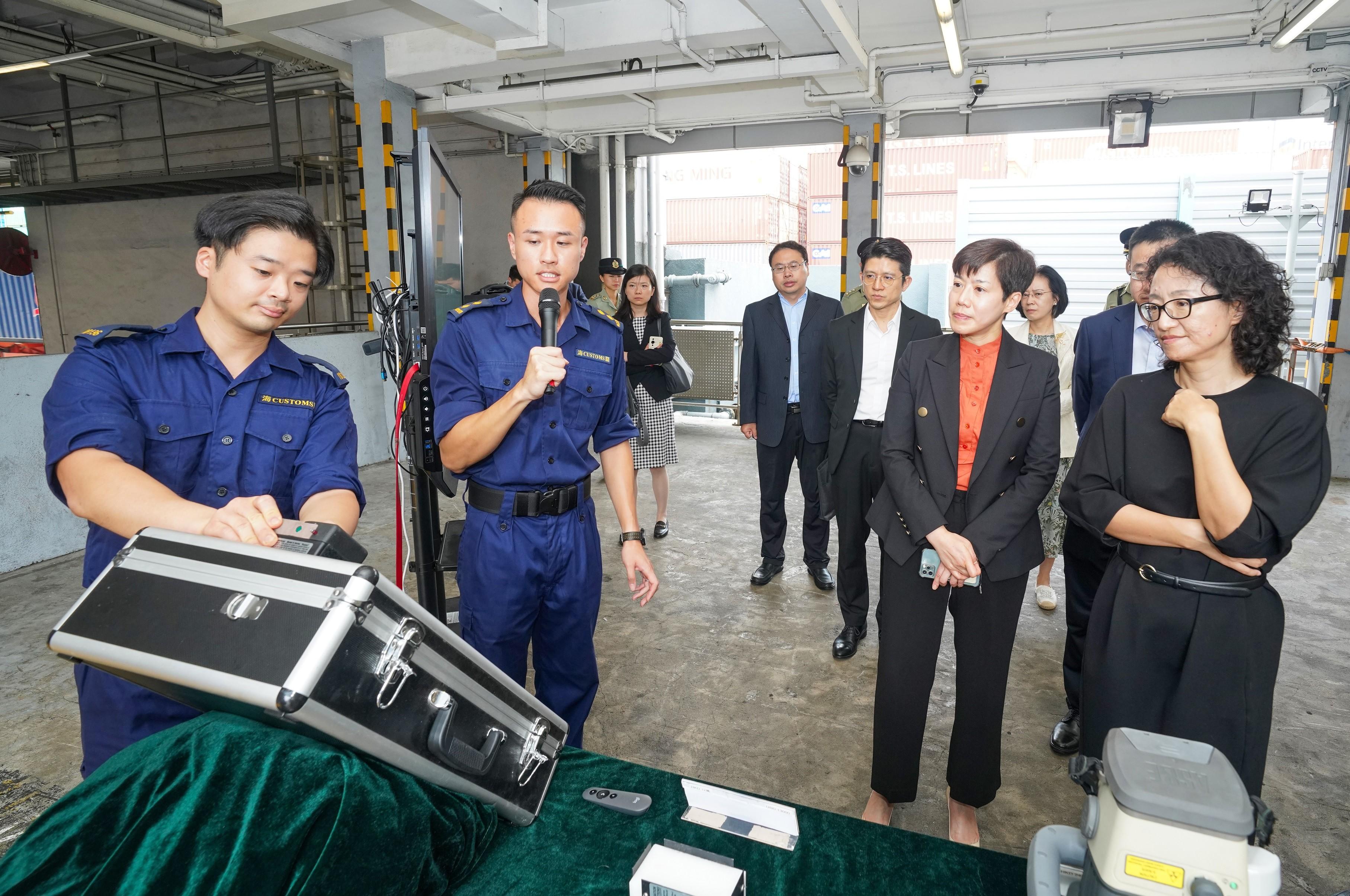 The Commissioner of Customs and Excise, Ms Louise Ho, today (September 12) welcomed the Deputy China International Trade Representative, Ms Li Yongjie, to visit Hong Kong Customs with her delegation at the Kwai Chung Customhouse. Photo shows Ms Li (front row, first right), accompanied by Ms Ho (front row, second right), being briefed on the situation of sea cargo clearance at Hong Kong Customs. 