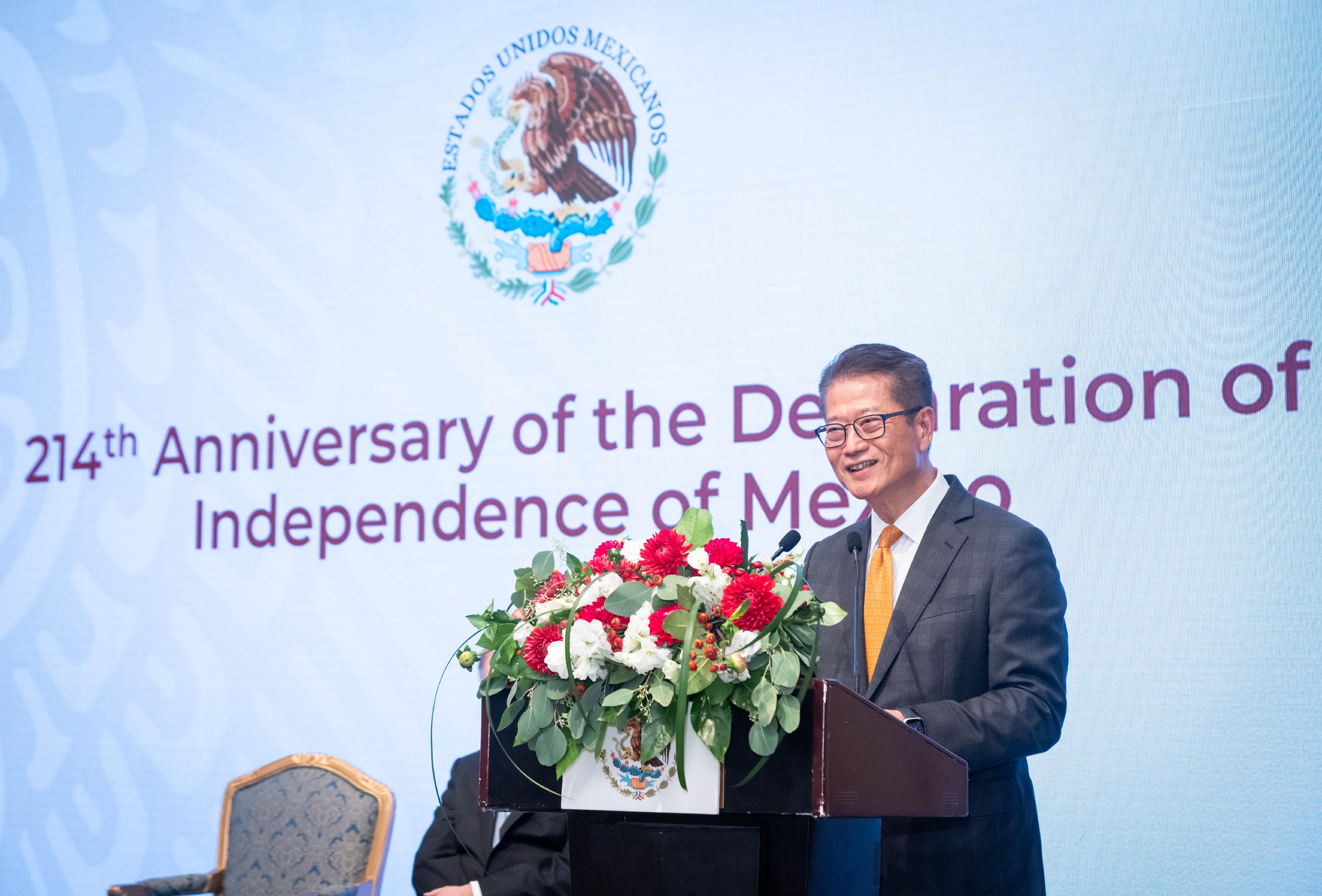 The Financial Secretary, Mr Paul Chan, speaks at the Reception of 214th Anniversary of the Declaration of Independence of Mexico today (September 12).