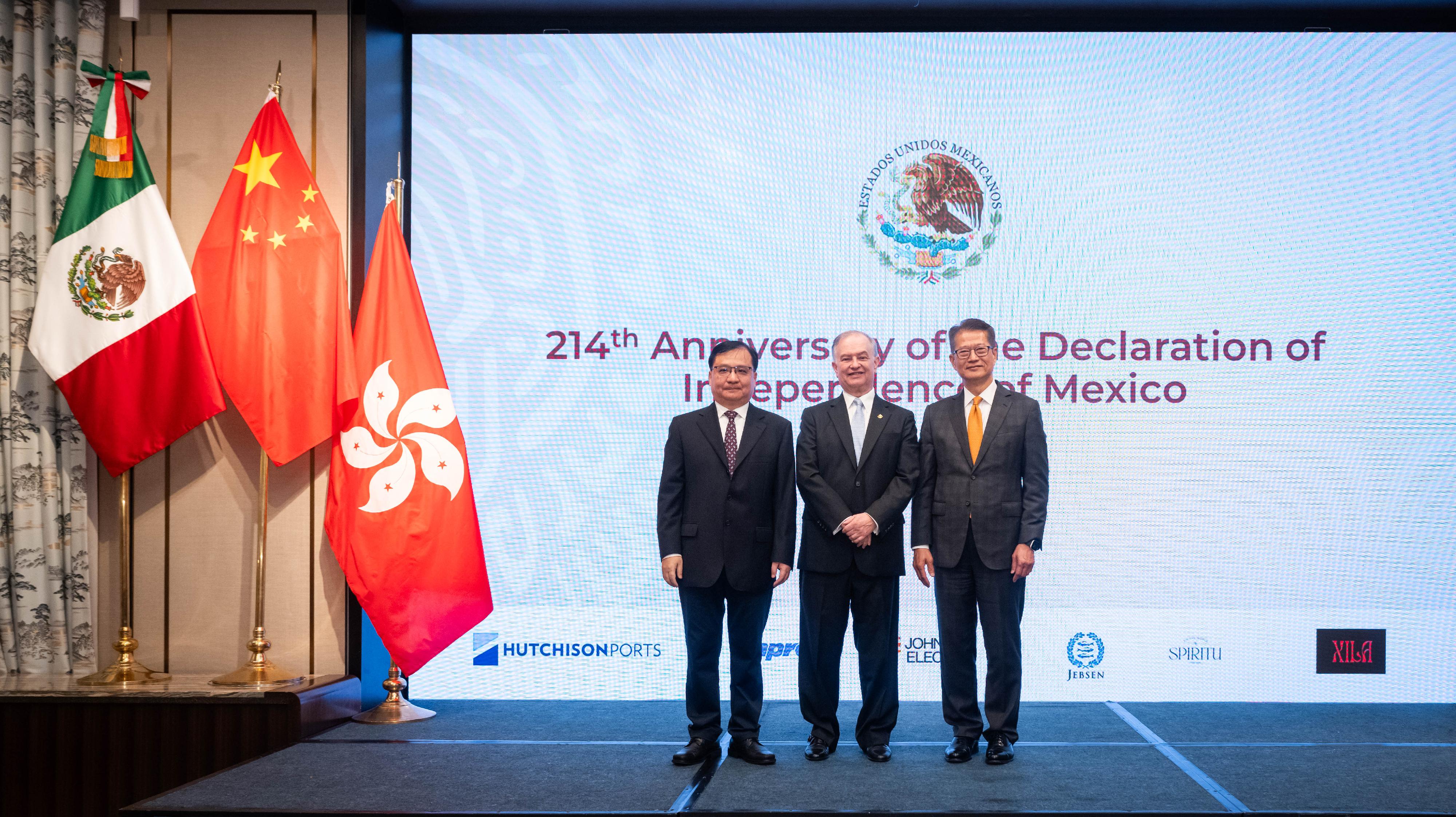 The Financial Secretary, Mr Paul Chan, attended the Reception of 214th Anniversary of the Declaration of Independence of Mexico today (September 12). Photo shows Mr Chan (right); the Consul General of Mexico in Hong Kong, Mr Pablo Macedo Riba (centre); and Deputy Commissioner of the Office of the Commissioner of the Ministry of Foreign Affairs of the People's Republic of China in the Hong Kong Special Administrative Region Mr Fang Jianming (left) at the reception.