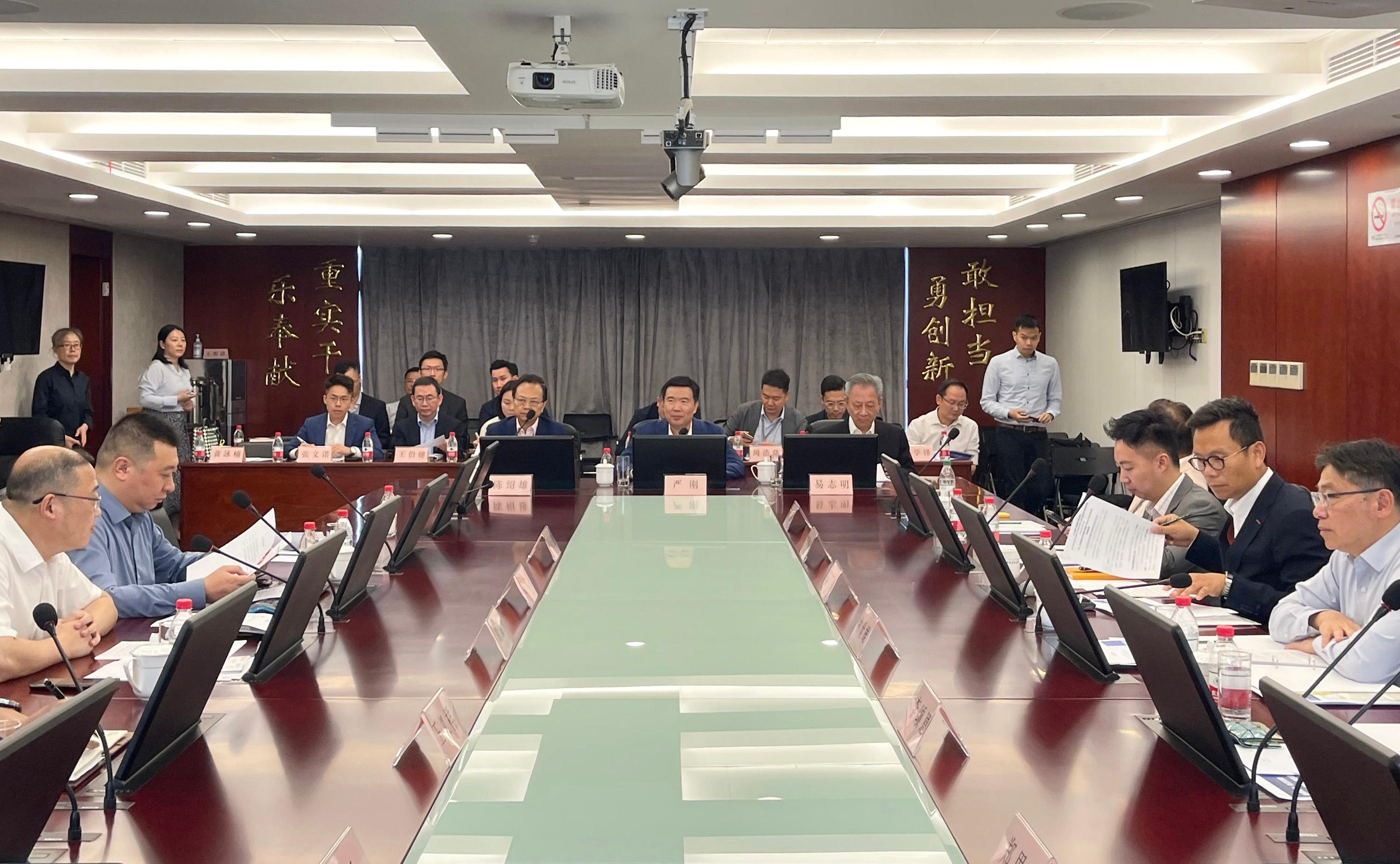 The delegation of the Legislative Council Panel on Transport continued its duty visit in Shanghai today (September 12). Photo shows the delegation participating in an exchange session with representatives of the Shanghai Municipal Transportation Commission.