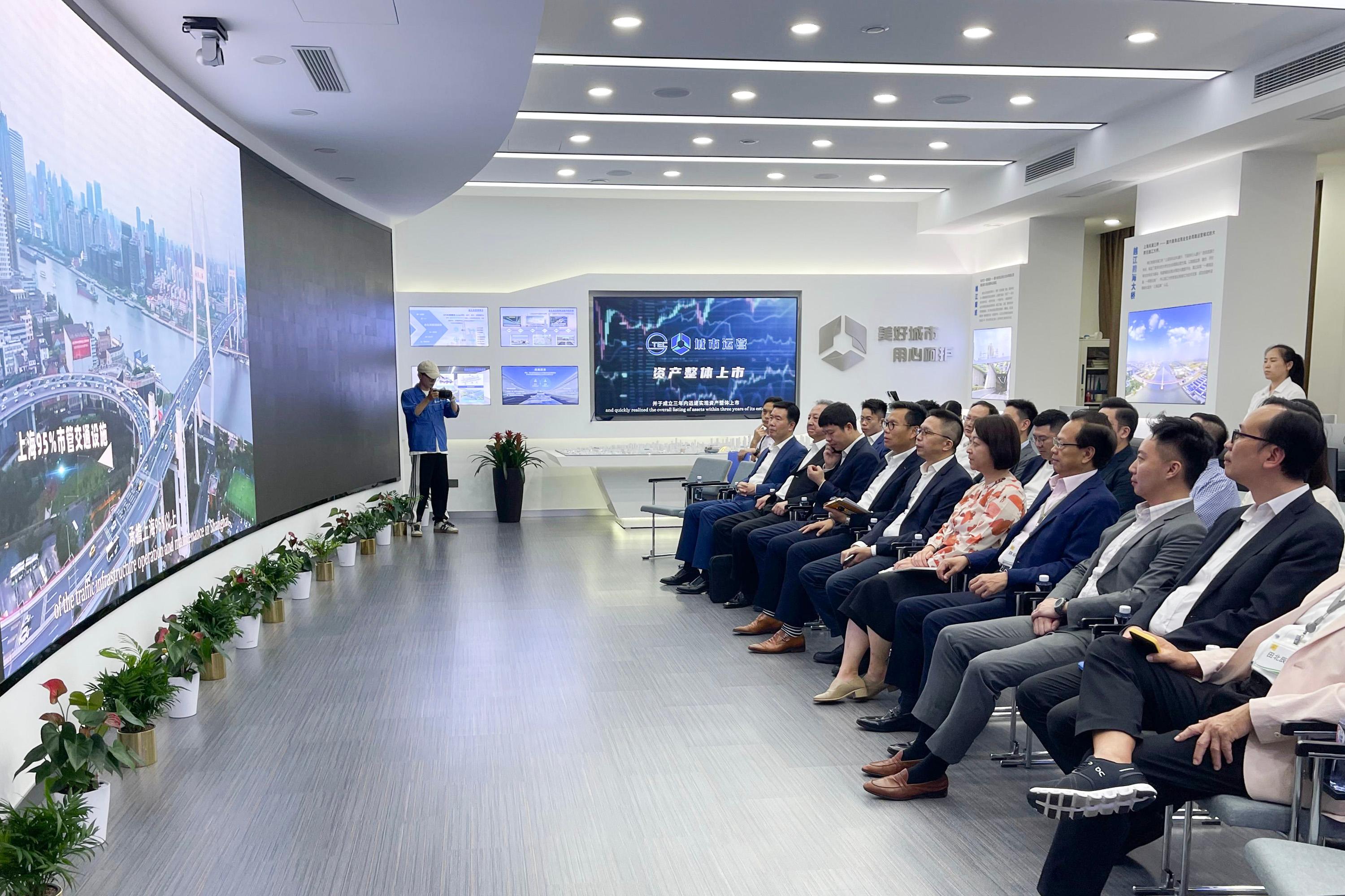 The delegation of the Legislative Council Panel on Transport continued its duty visit in Shanghai today (September 12). Photo shows the delegation visiting the digital management center of Shanghai Urban Operation (Group) Company Limited.