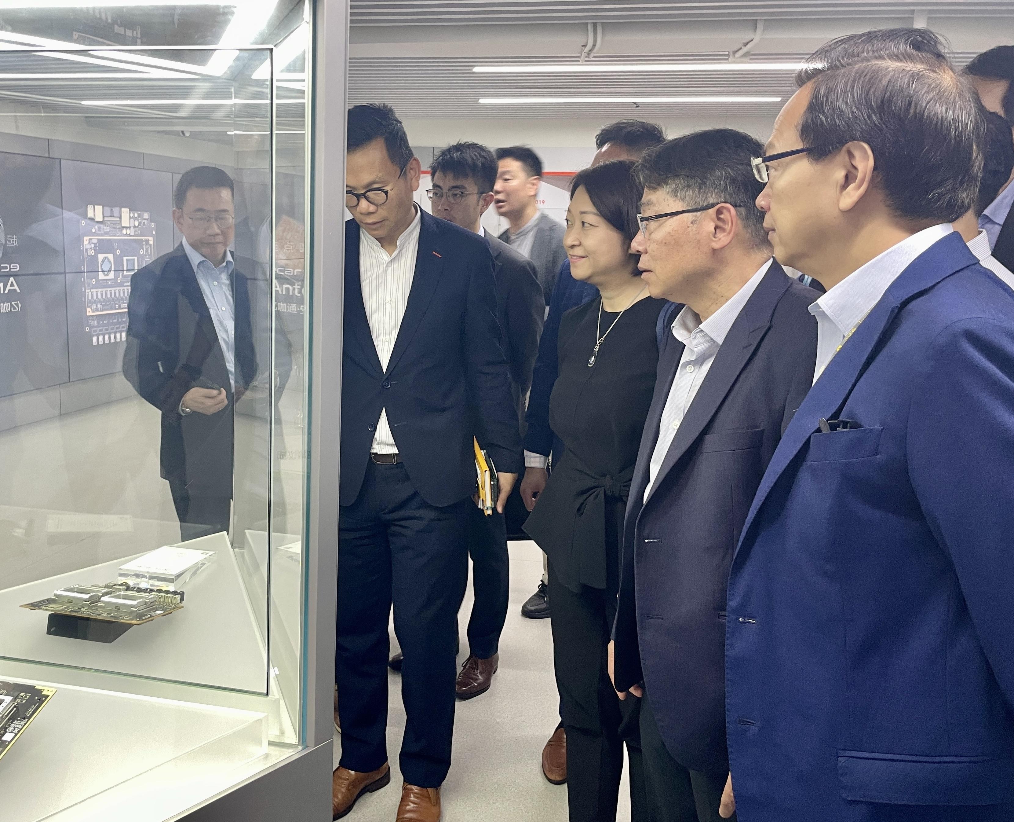 The Secretary for Transport and Logistics, Mr Lam Sai-hung, together with Members of the Legislative Council (LegCo) Panel on Transport, visited Hangzhou today (September 13). Photo shows Mr Lam (front row, second right); the Chairman of the LegCo Panel on Transport, Dr Chan Han-pan (front row, first left); the Commissioner for Transport, Ms Angela Lee (front row, second left); and Panel Members visiting the headquarters of a large vehicle manufacturer in Hangzhou to inspect the research and development and usage of new energy vehicles.