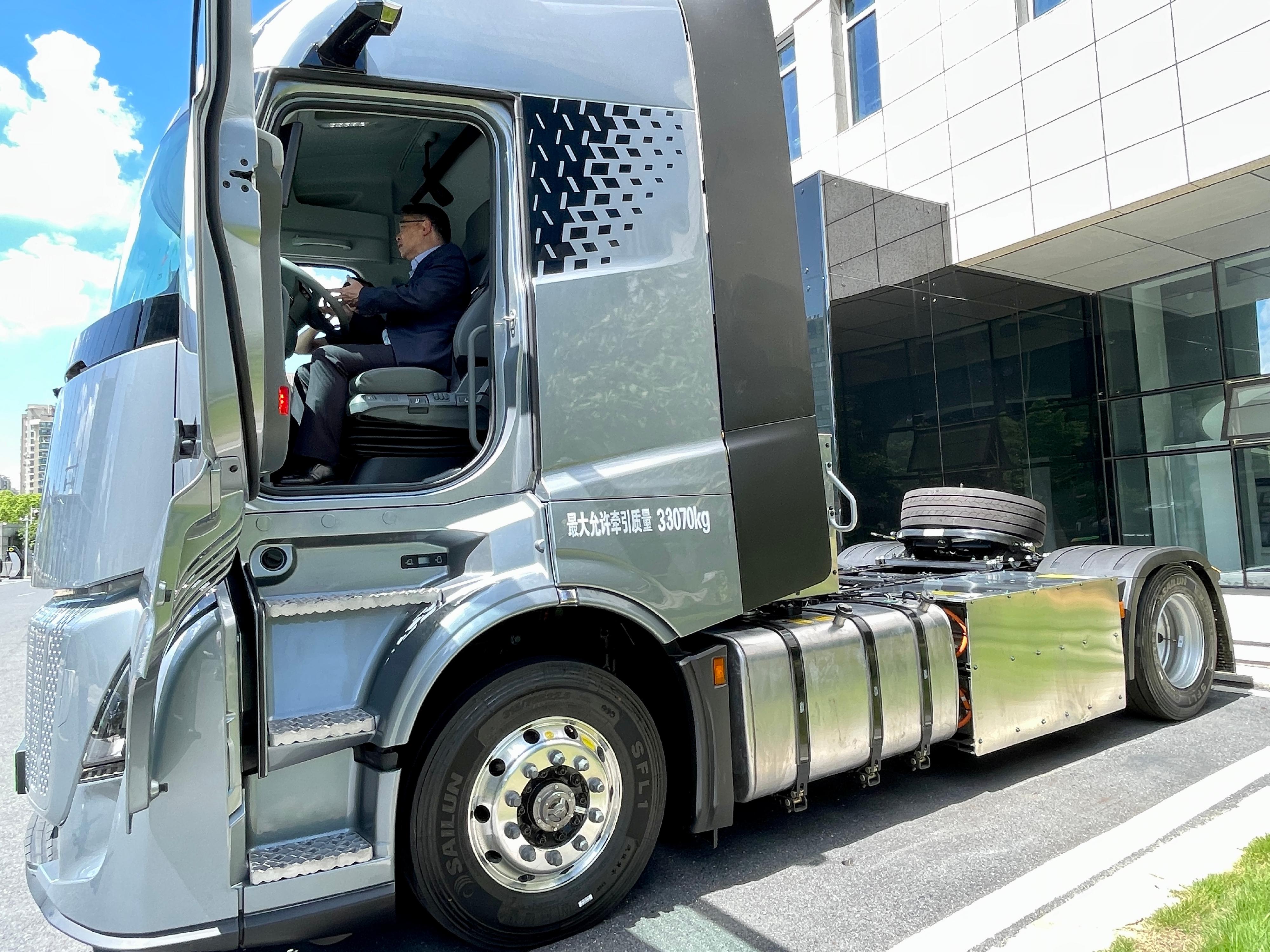 The Secretary for Transport and Logistics, Mr Lam Sai-hung, together with Members of the Legislative Council Panel on Transport, visited Hangzhou today (September 13). Photo shows Mr Lam inspecting the research and development and usage of a new energy vehicle.