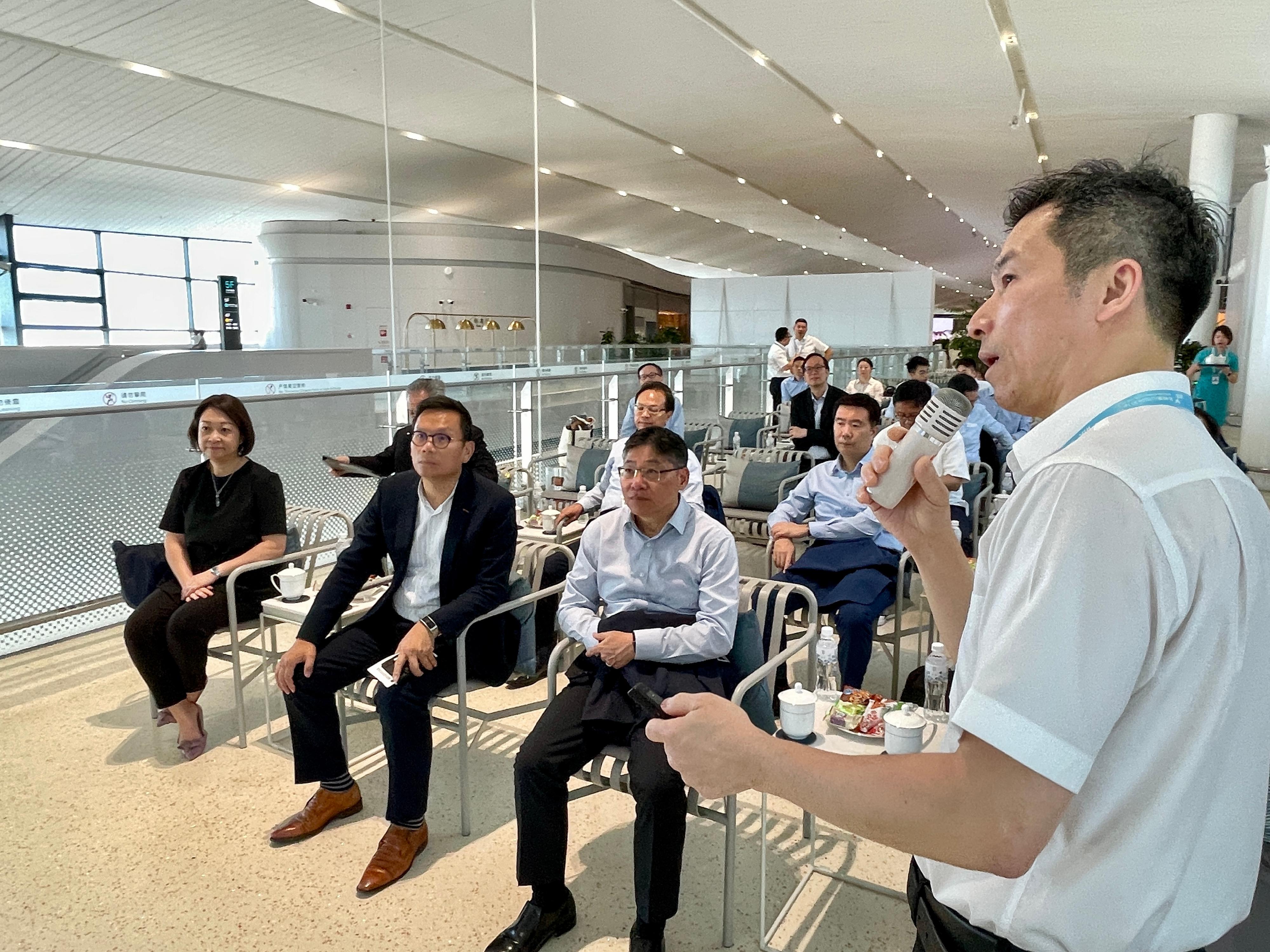 The Secretary for Transport and Logistics, Mr Lam Sai-hung, together with Members of the Legislative Council (LegCo) Panel on Transport, visited Hangzhou today (September 13). Photo shows Mr Lam (front row, third left); the Chairman of the LegCo Panel on Transport, Dr Chan Han-pan (front row, second left); the Commissioner for Transport, Ms Angela Lee (front row, first left); and Panel Members visiting Hangzhou Xiaoshan International Airport and receiving a briefing from a representative of the Airport Authority Hong Kong, which has participated in the operation and management and holds a partial share of this project since 2006.