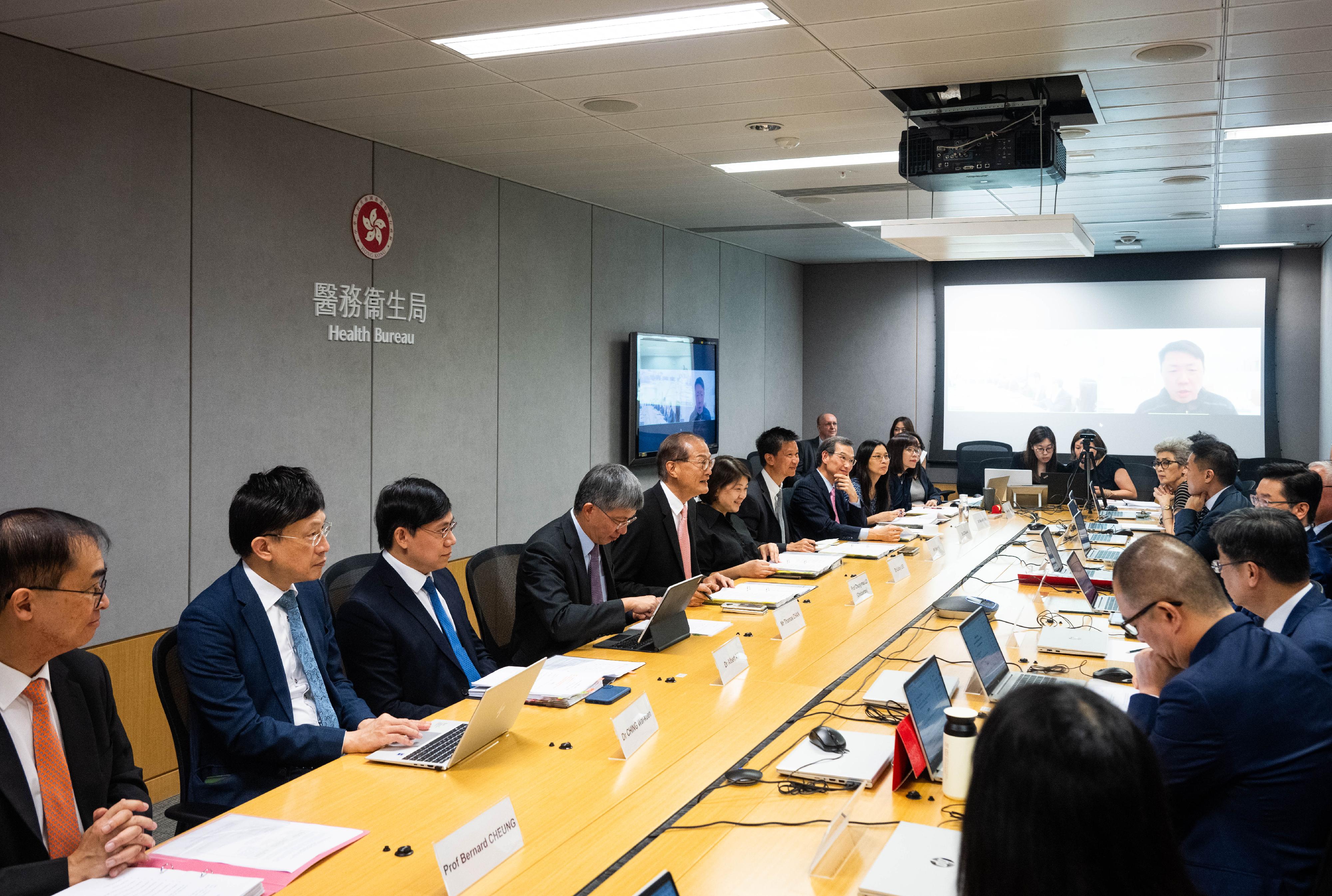 The Secretary for Health, Professor Lo Chung-mau (fifth left), chairs the 28th meeting of the Research Council under the Health Bureau today (September 13).