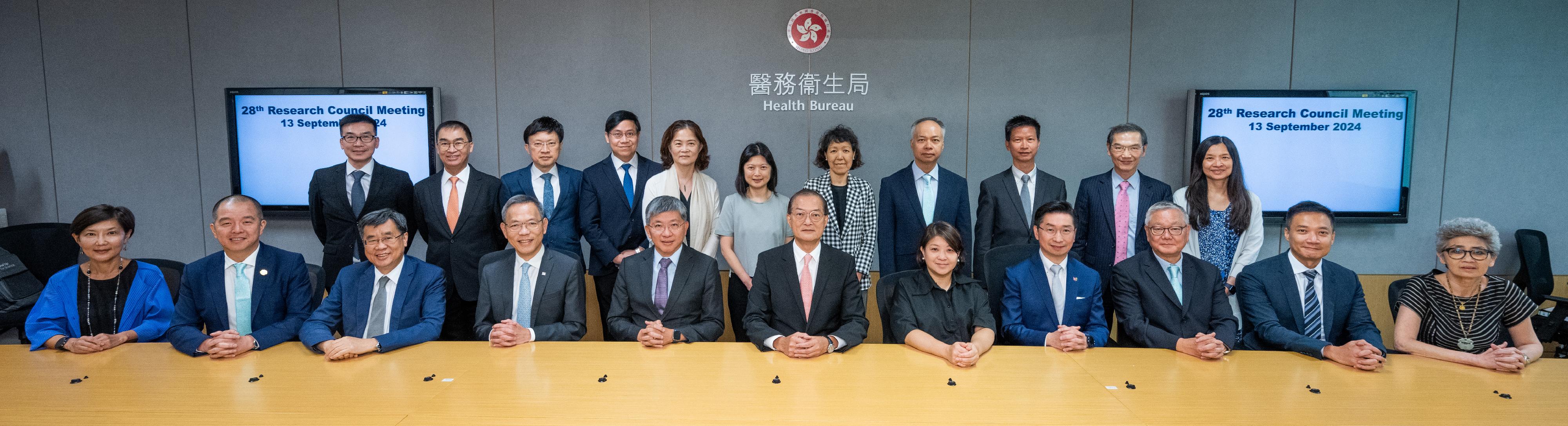 医务卫生局（医卫局）局长卢宠茂教授今日（九月十三日）主持医卫局辖下研究局第28次会议。图示卢宠茂教授（前排中）、医卫局常任秘书长陈松青（前排左五）、医卫局副局长李夏茵医生（前排右五）和其他研究局成员在会议后合照。