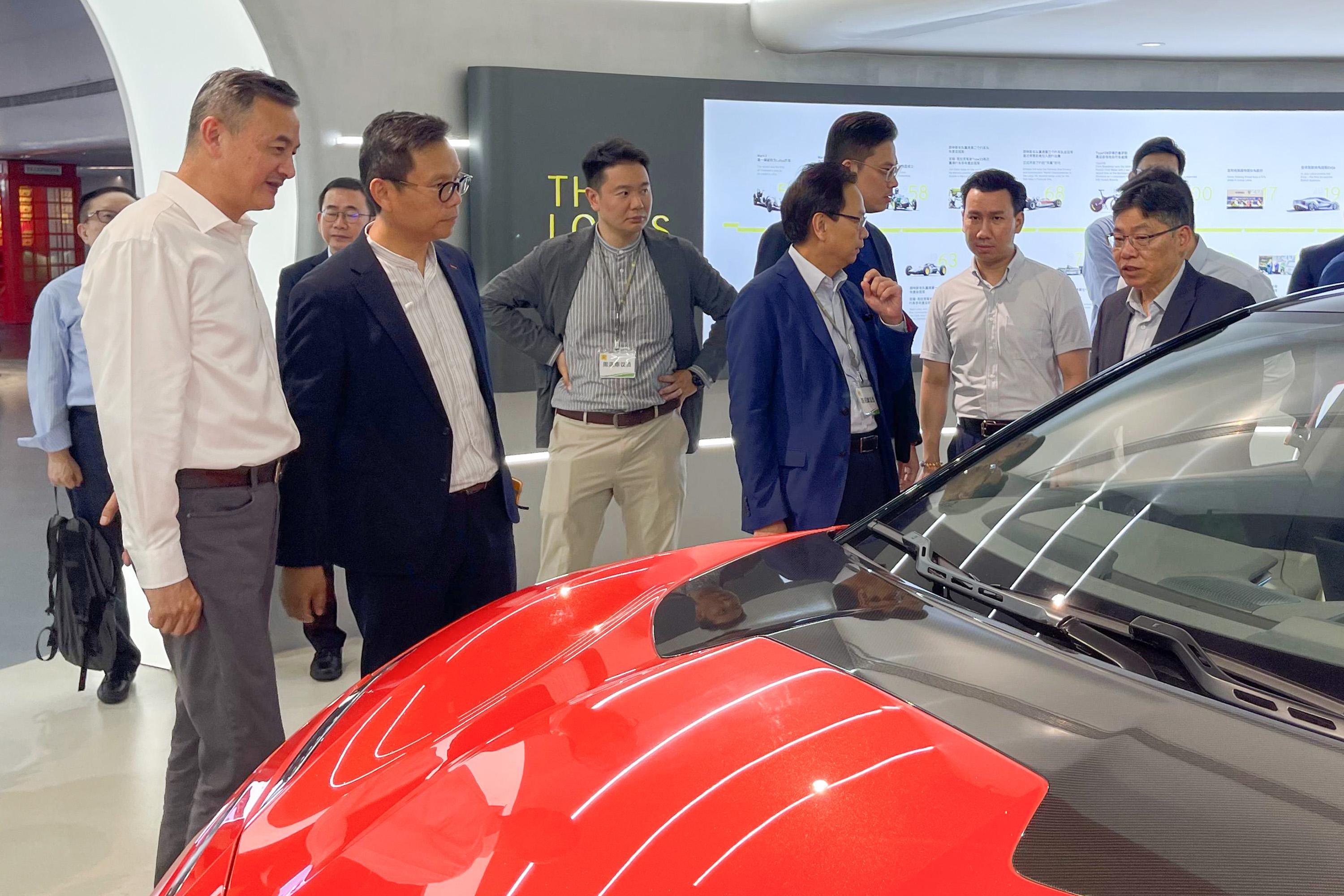 The delegation of the Legislative Council Panel on Transport concluded its duty visit in Shanghai and Hangzhou today (September 13). Photo shows the delegation touring the headquarters of Geely Auto Group.