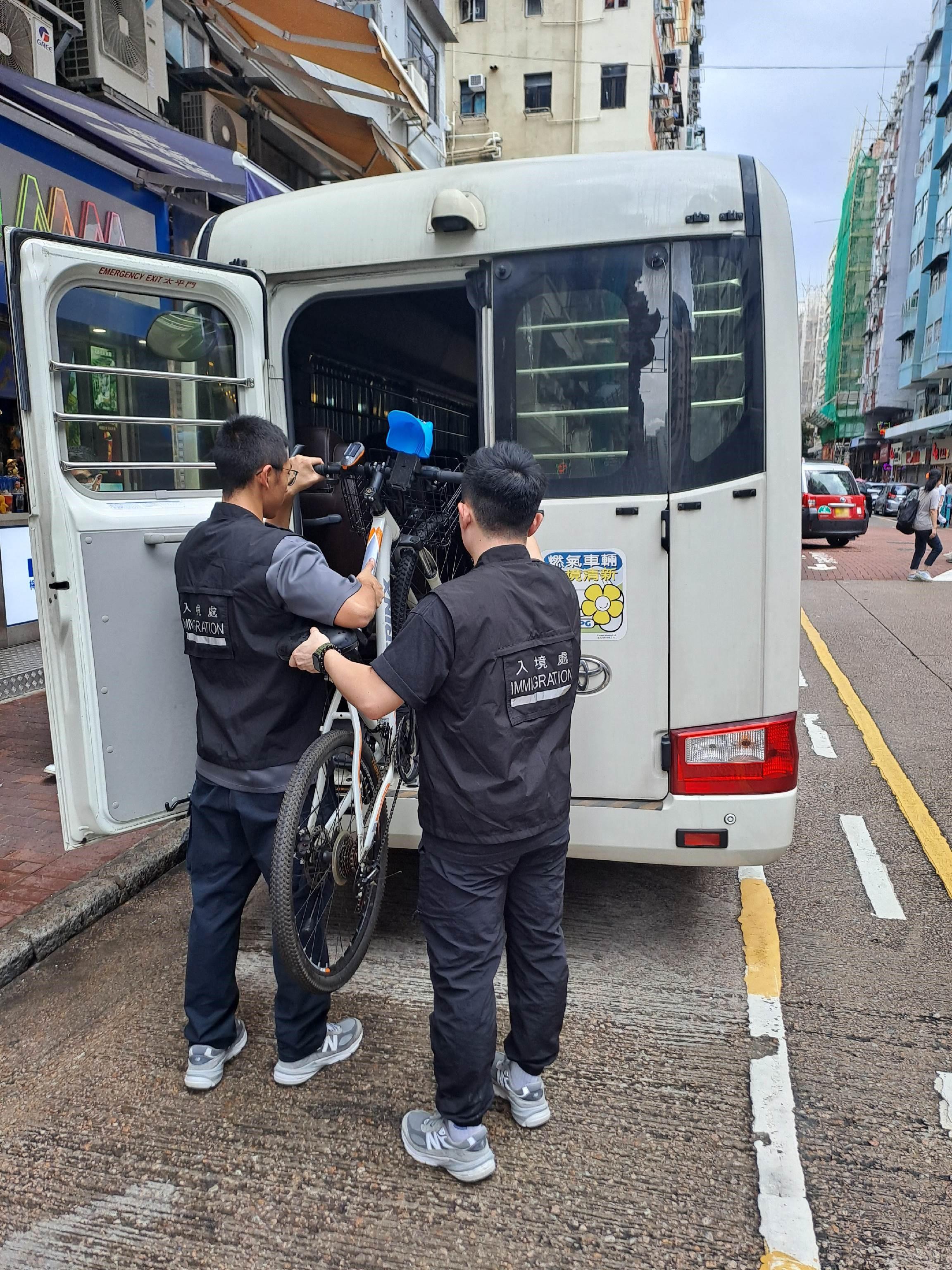 The Immigration Department mounted a series of territory-wide anti-illegal worker operations codenamed "Lightshadow" and "Twilight", and a joint operation with the Hong Kong Police Force and the Labour Department codenamed "Powerplayer", for four consecutive days from September 9 to yesterday (September 12). Photo shows the bicycle used for food delivery by the suspected illegal worker.