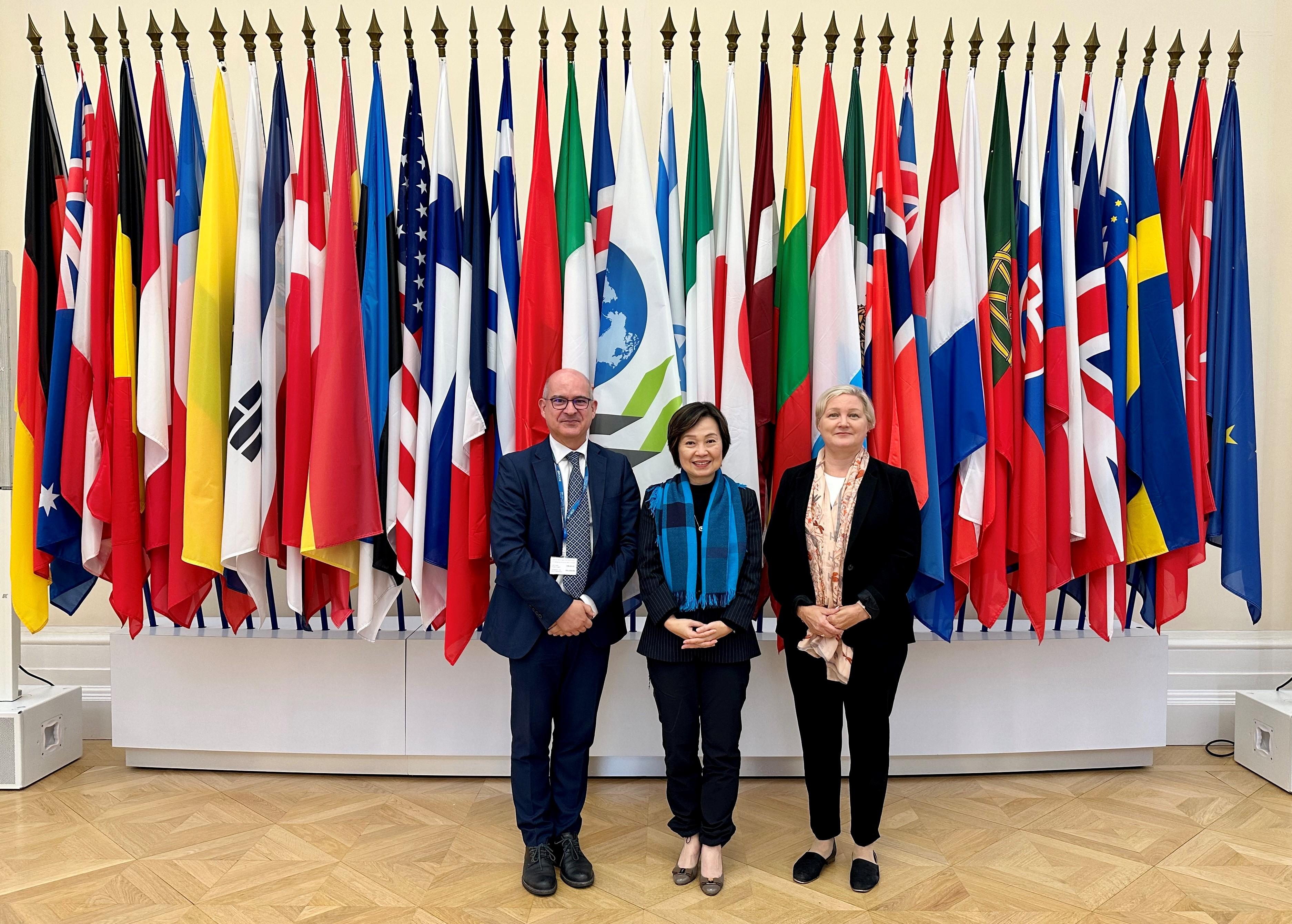 The Secretary for Education, Dr Choi Yuk-lin, visited the Organisation for Economic Co-operation and Development (OECD) and met representatives of the Directorate for Education and Skills in Paris, France, on September 12 (France time). Photo shows Dr Choi (centre) with the Head of Innovation and Measuring Progress Division, Ms Tia Loukkola (right), and the Head of Policy Advice and Implementation Division, Mr Paulo Santiago (left), of the Directorate for Education and Skills of the OECD.