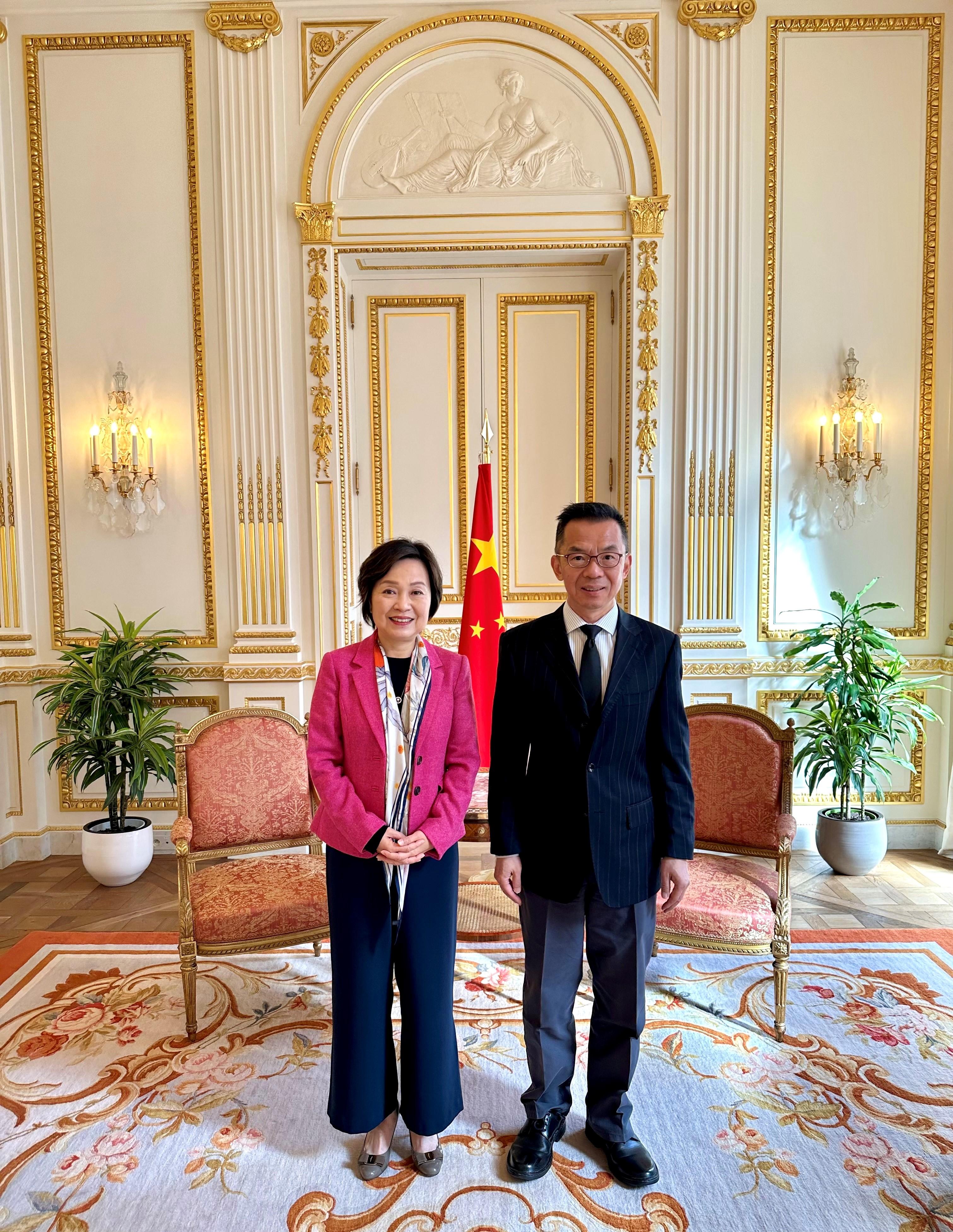 The Secretary for Education, Dr Choi Yuk-lin (left), pays a courtesy call on the Chinese Ambassador to France, Mr Lu Shaye (right), in Paris, France, on September 13 (France time).