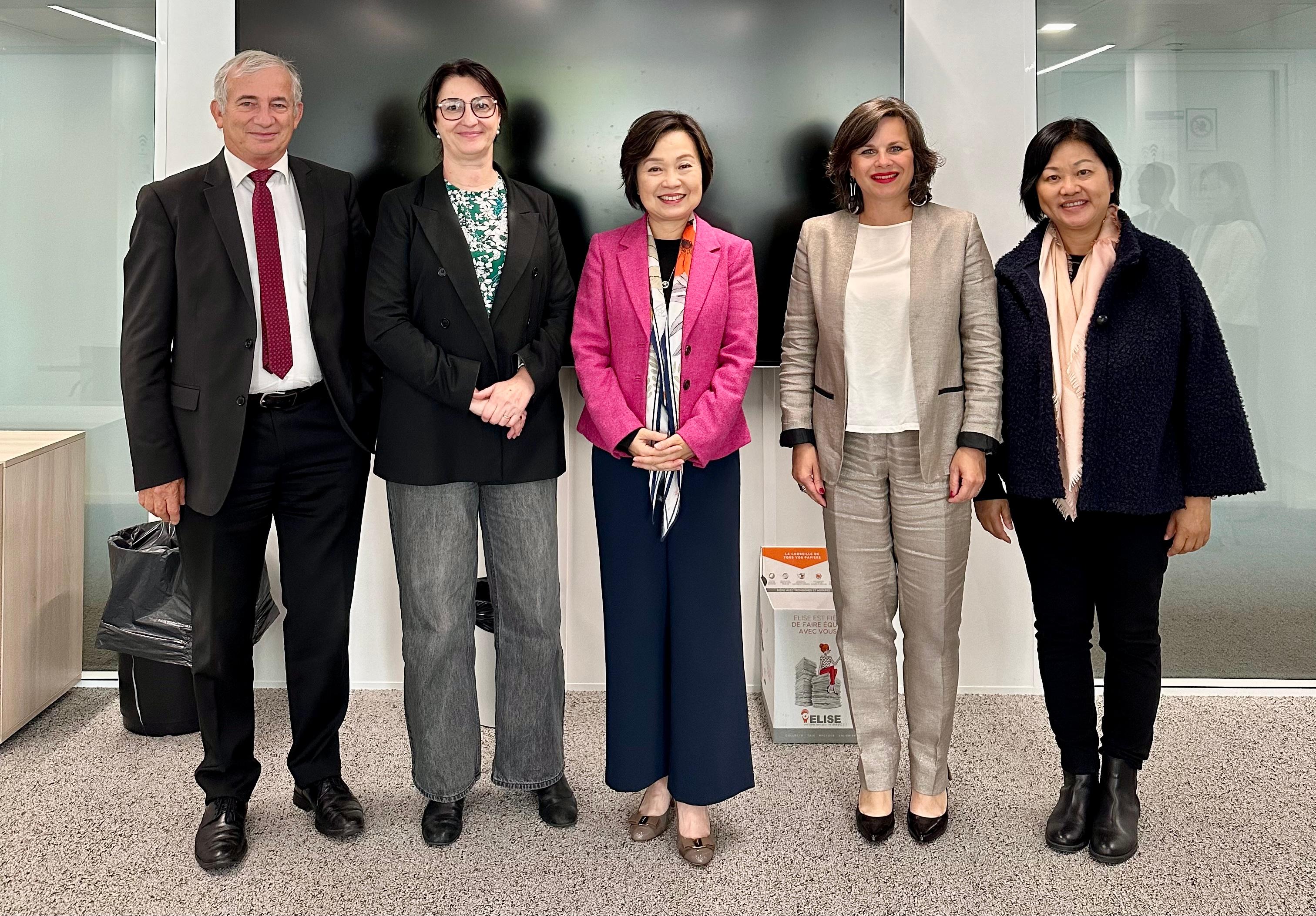 The Secretary for Education, Dr Choi Yuk-lin, visited the French National Research Agency in Paris, France, on September 13 (France time). Photo shows Dr Choi (centre) with the Scientific Operations Director of the Agency, Mr Dominique Dunon-Bluteau (first left).
