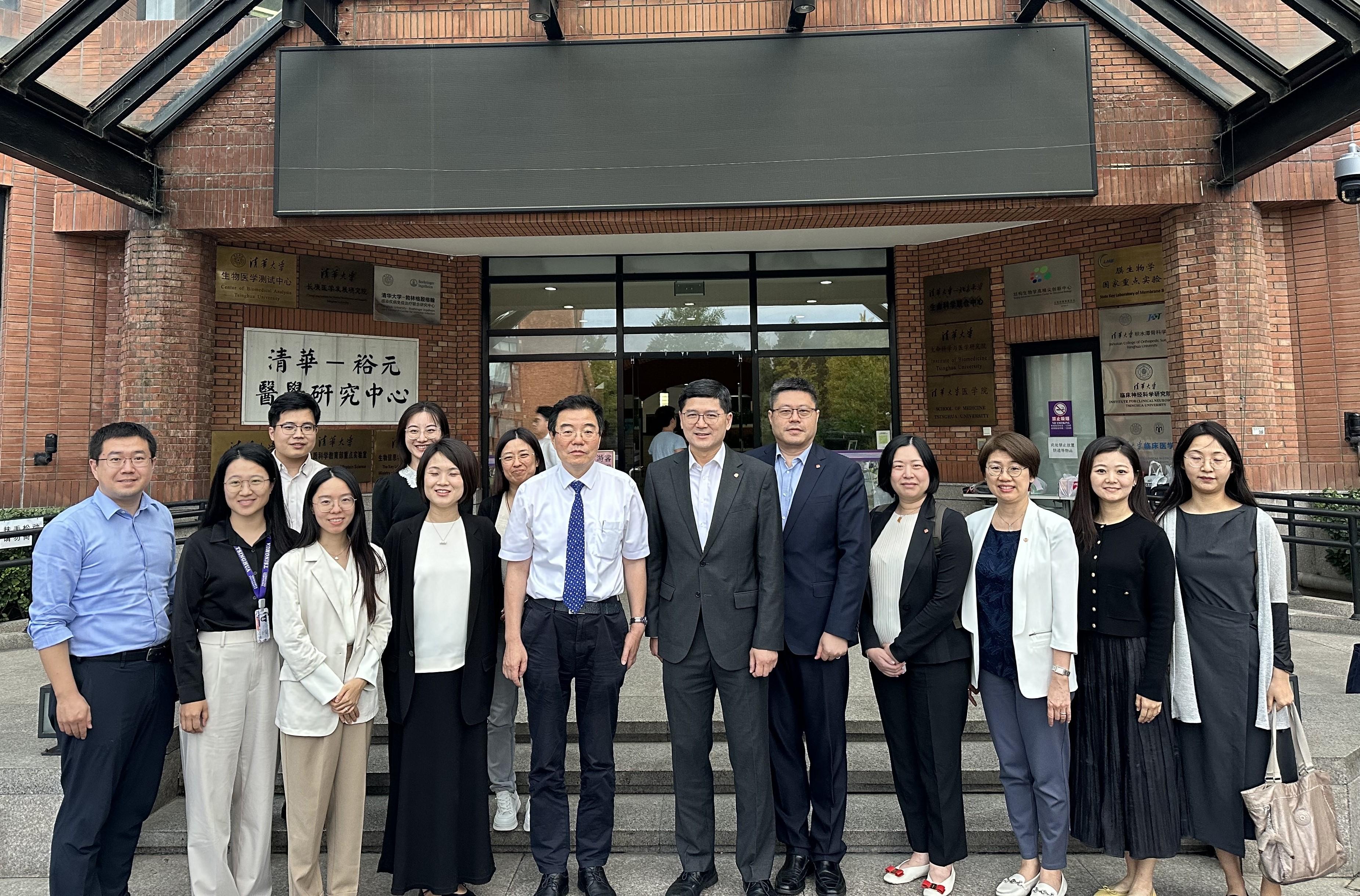 The Chief Executive of the Hospital Authority (HA), Dr Tony Ko (sixth right) led a delegation to visit the Tsinghua University in Beijing on September 10. The delegation introduced the "Global Healthcare Talent Scheme" and various talent exchange programmes carried out by the HA in different cities in the Mainland.

