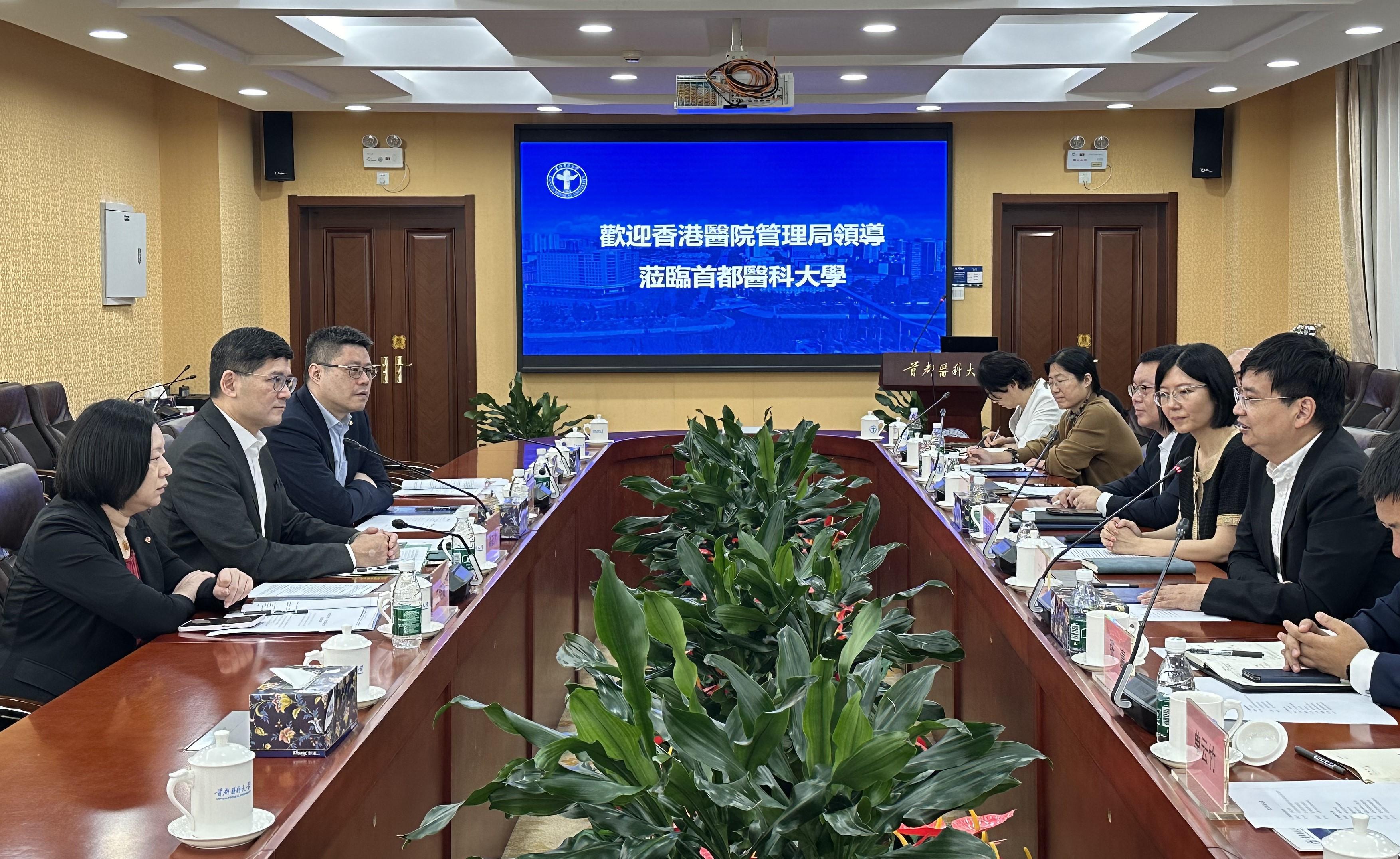 The Chief Executive of the Hospital Authority, Dr Tony Ko (second left) led a delegation to visit the Capital Medical University in Beijing on September 11. The delegation introduced the arrangements for non-locally trained doctors to come to Hong Kong for exchange and work through limited or special registration. The delegation also received briefings on the curriculum of medical education by representatives from the institution.

