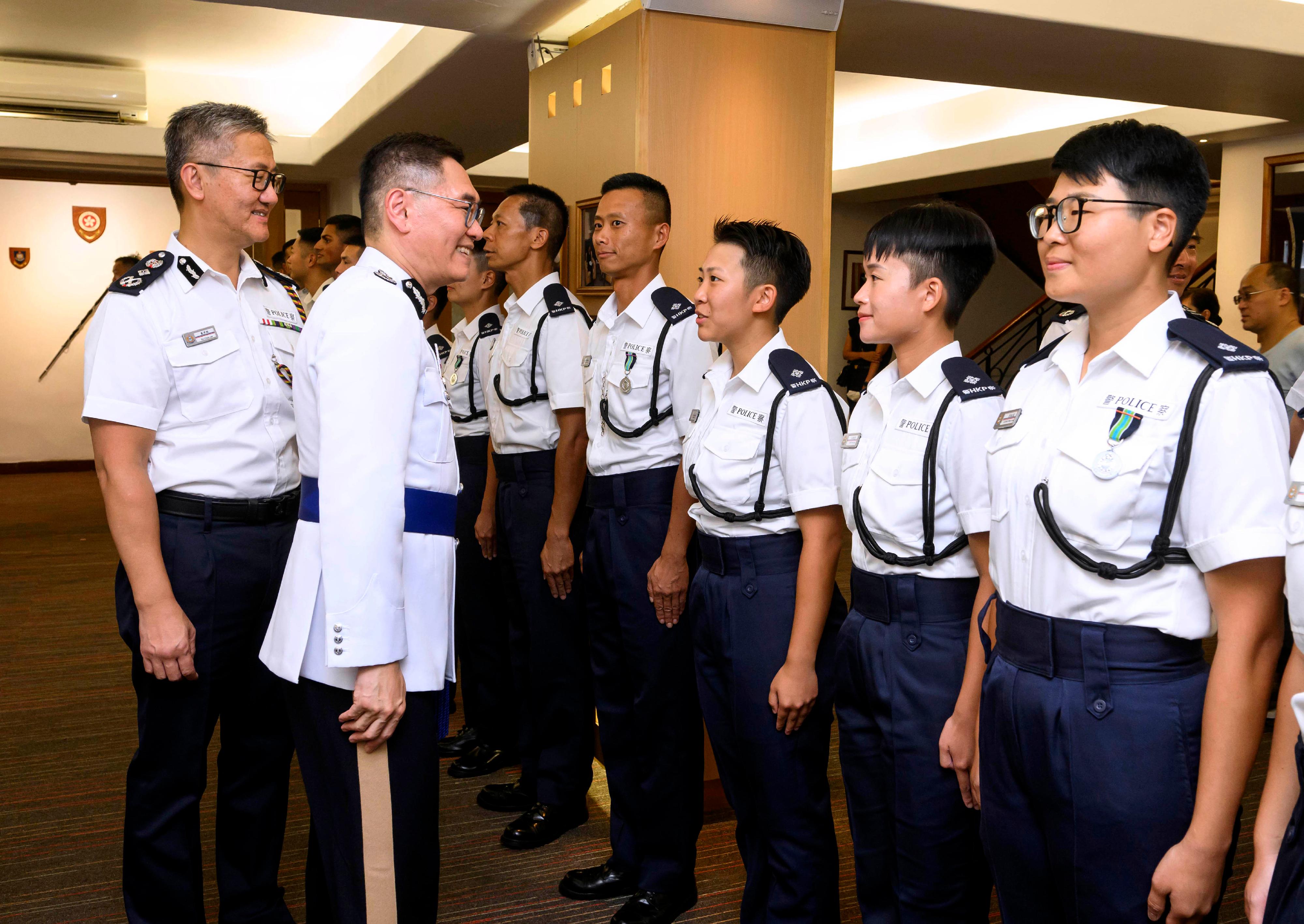 警務處處長蕭澤頤（左一）和警務處副處長（國家安全）簡啟恩（左二）今日（九月十四日）出席香港警察學院的結業會操後，恭賀剛結業的見習督察。