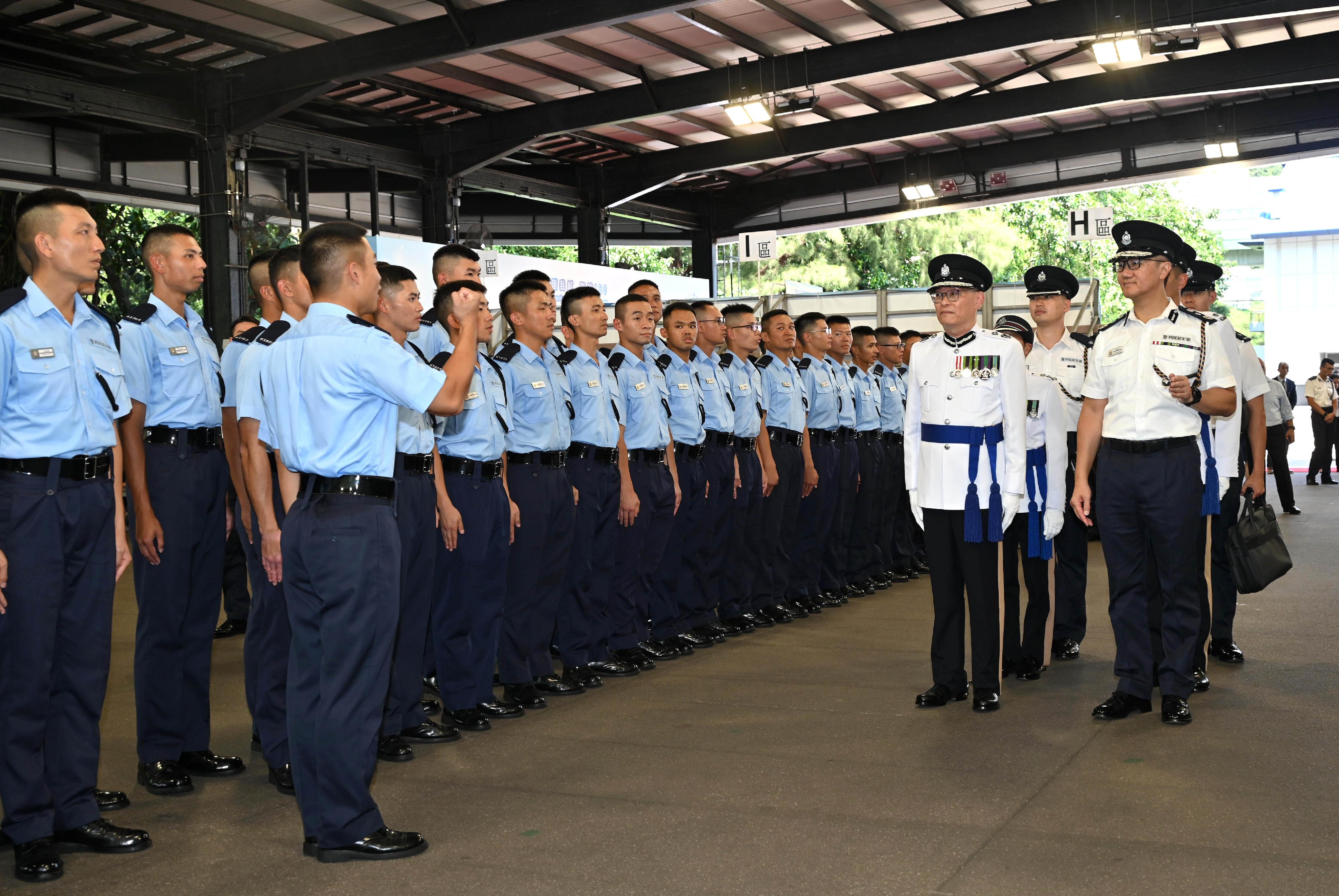 警務處處長蕭澤頤（前排右一）和警務處副處長（國家安全）簡啟恩（前排右二）今日（九月十四日）出席香港警察學院的結業會操後，與結業學員會面。