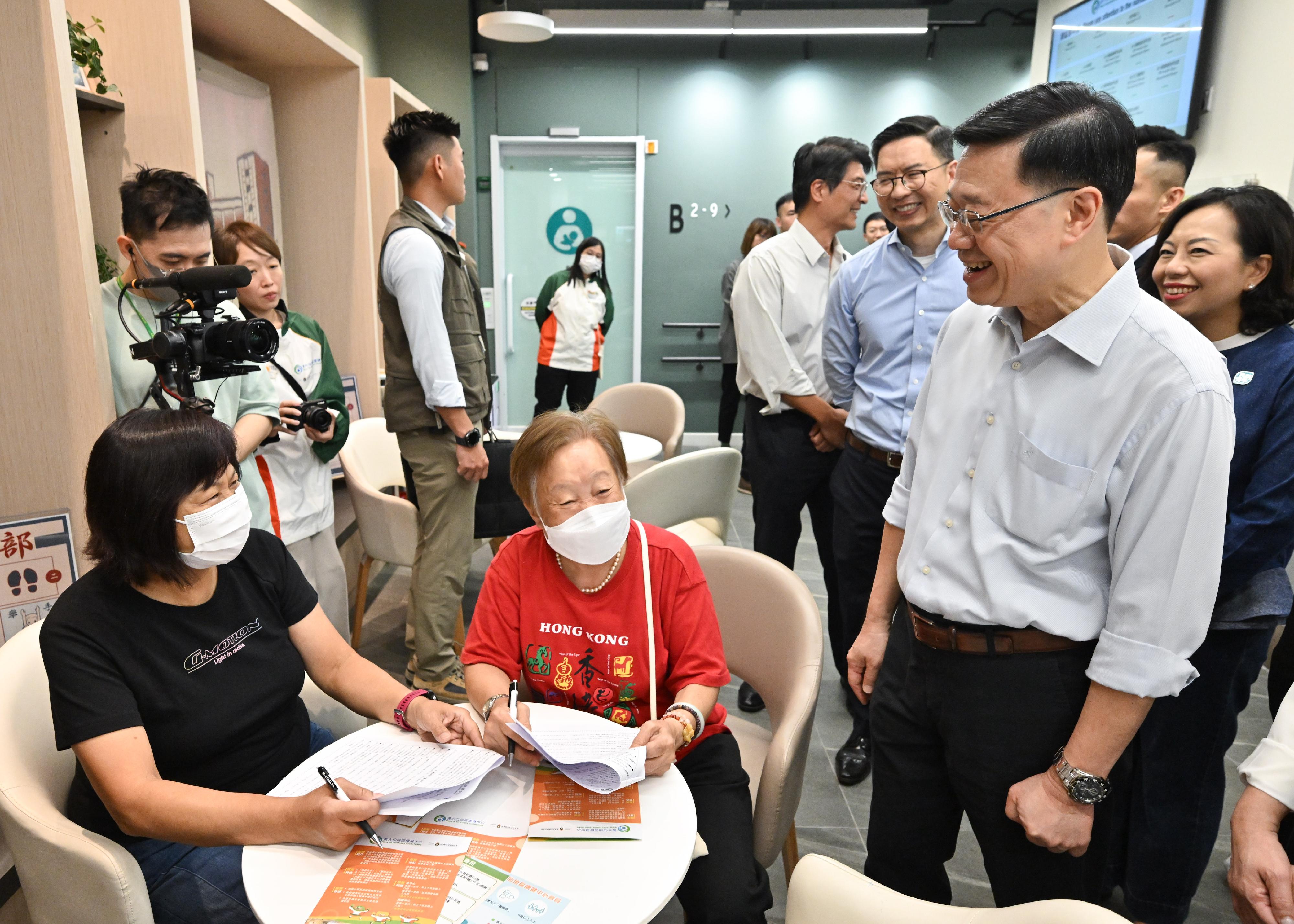 行政长官李家超今日（九月十四日）到访黄大仙区，就新一份《施政报告》听取市民意见。图示李家超（右一）参观地区康健中心并与市民交流。